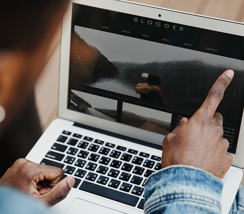 Iemand die naar een laptop wijs