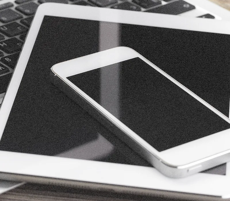 Waarom is een responsive website onmisbaar voor jouw bedrijf? Ontdek de voordelen van mobielvriendelijk webdesign en hoe het je SEO en conversies kan verbeteren.