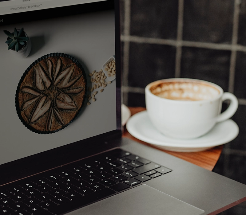 Een laptop en een kop koffie