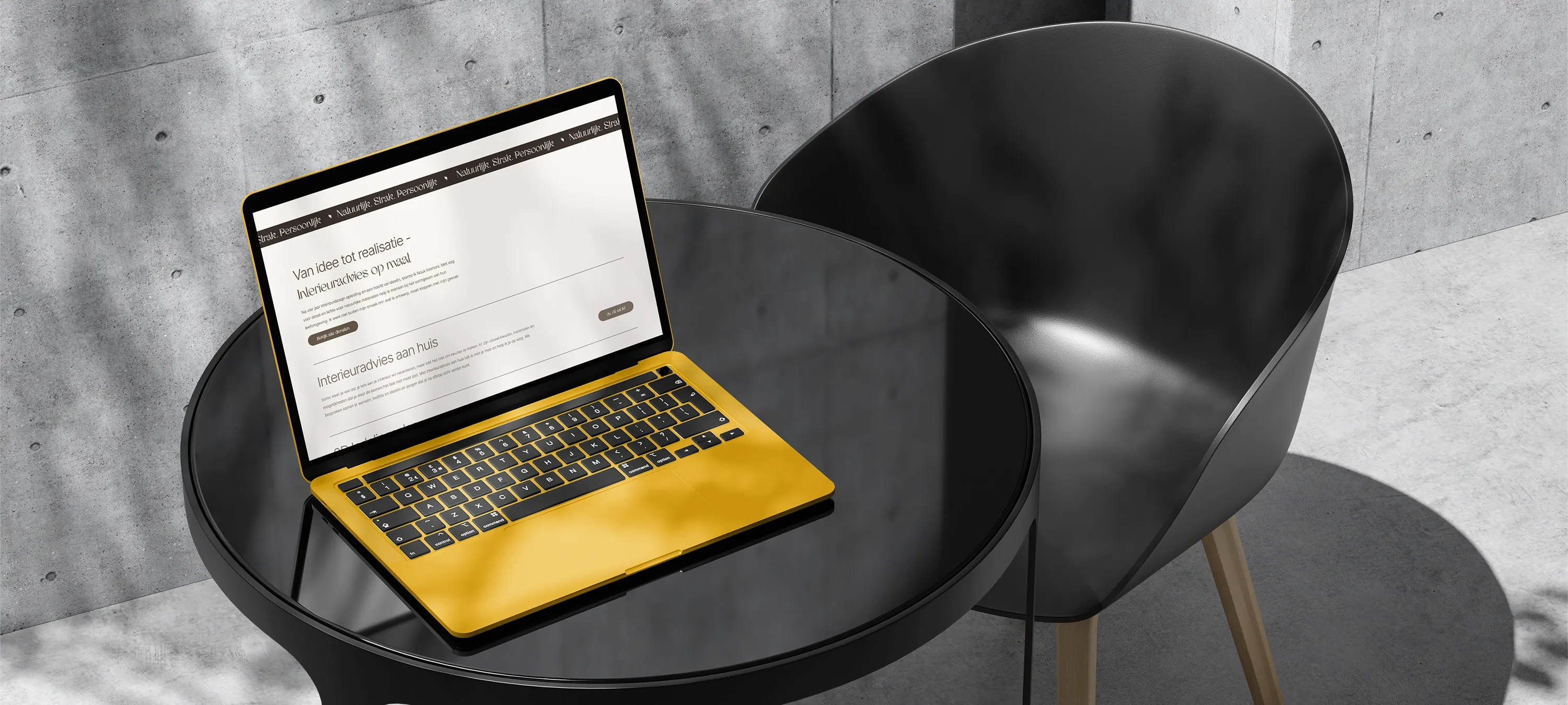 Moderne gele laptop op zwarte ronde tafel met interieuradvies-website in beeld, strak en minimalistisch design met focus op interieur en branding.
