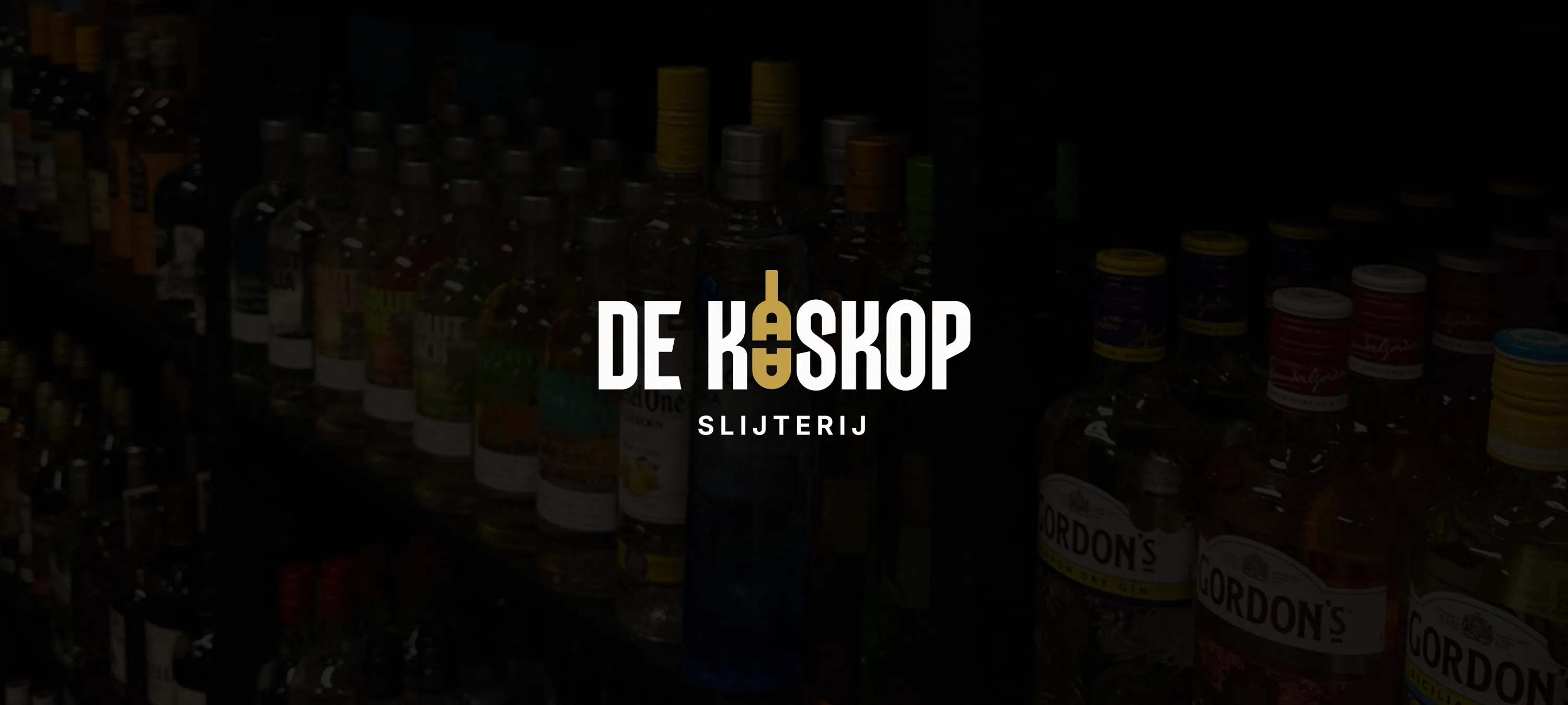 Logo van slijterij De Kaaskop met op de achtergrond flessen drank in de winkel.