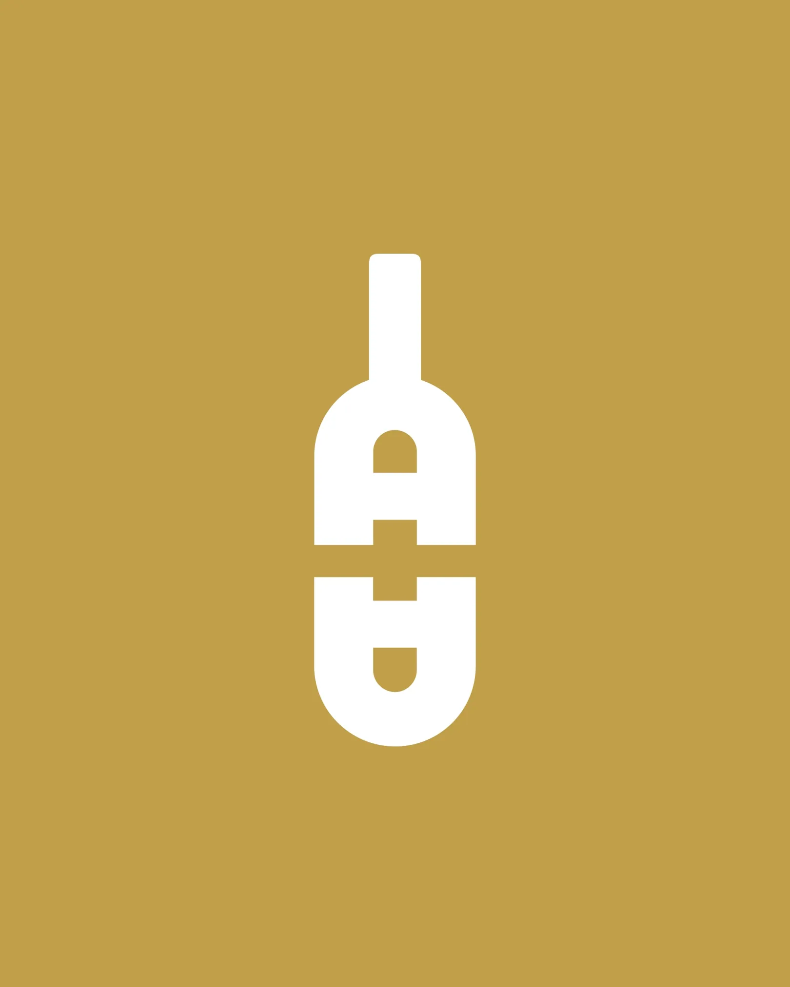 Minimalistisch logo van slijterij De Kaaskop, met een witte flesvorm en de letter ‘K’ geïntegreerd op een goudkleurige achtergrond.