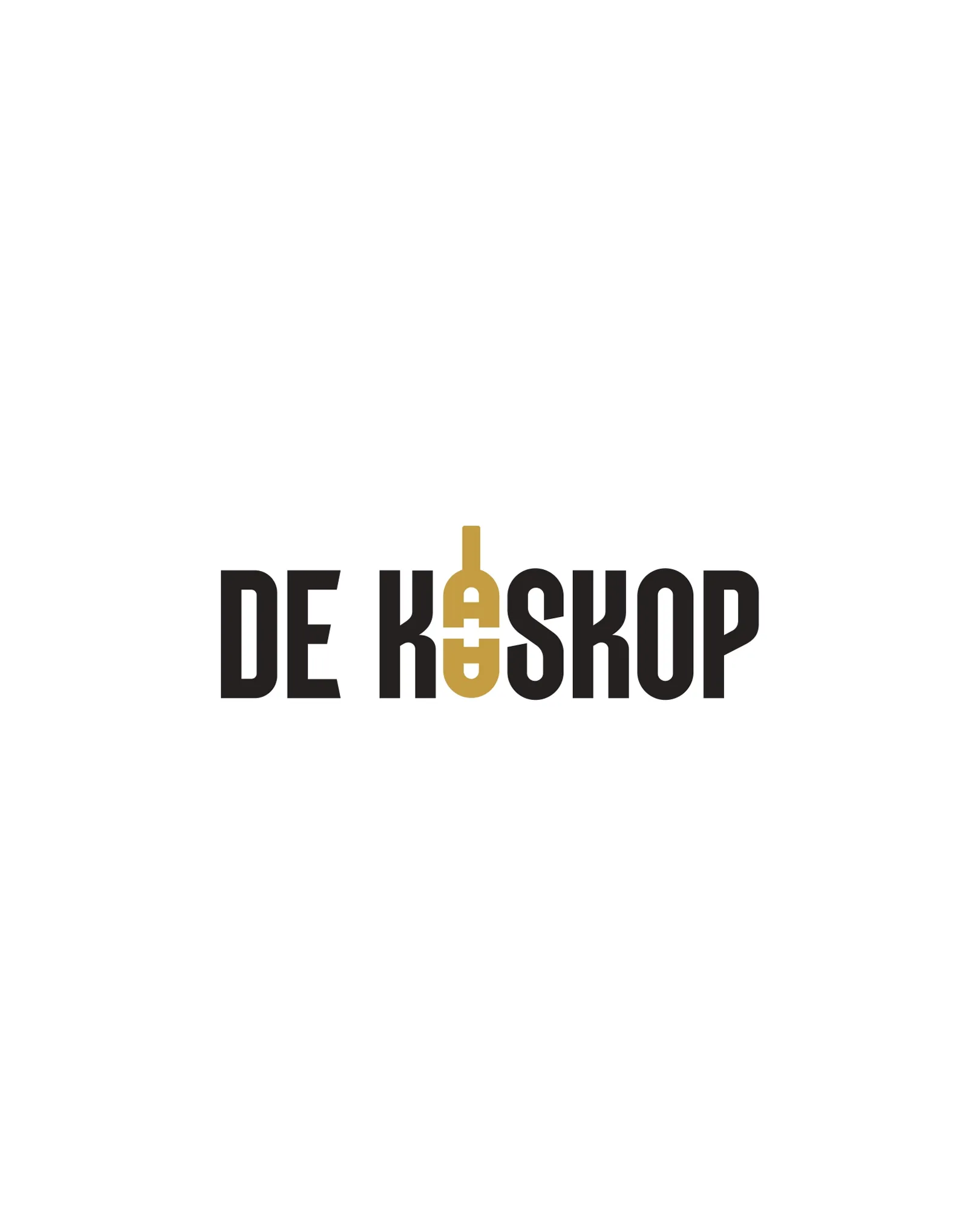 Logo van slijterij De Kaaskop met zwarte letters en een gouden flesvorm verwerkt in de letter ‘K’, op een witte achtergrond.