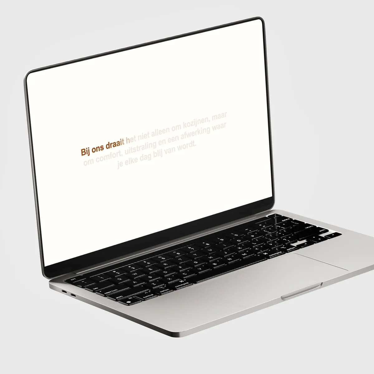 Laptop met witte achtergrond waarop de tekst zichtbaar is: ‘Bij ons draait het niet alleen om kozijnen, maar om comfort, uitstraling en een afwerking waar je elke dag blij van wordt.’