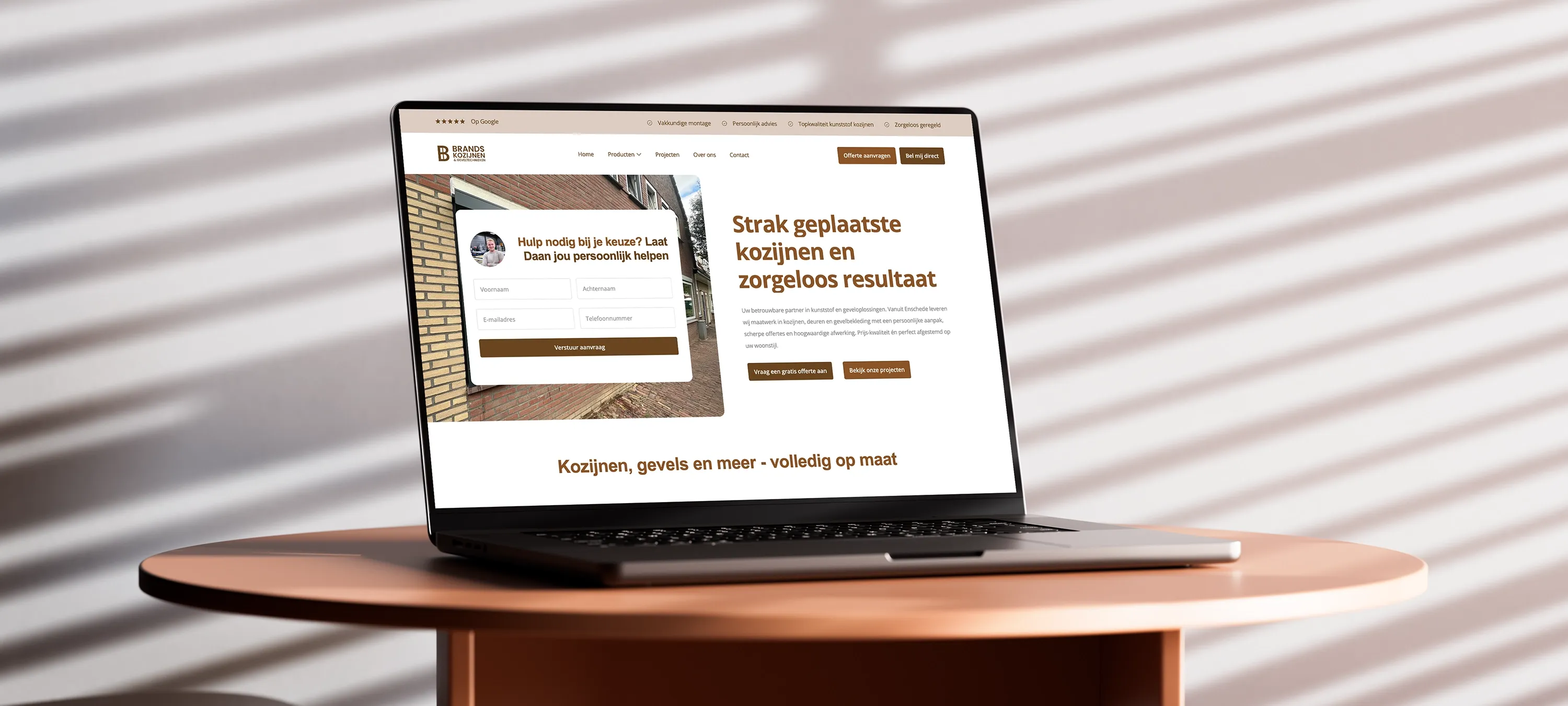 Laptopmockup met de homepage van Brands Kozijnen, inclusief call-to-action formulier ‘Hulp nodig bij je keuze?’ en headline ‘Strak geplaatste kozijnen en zorgeloos resultaat’.