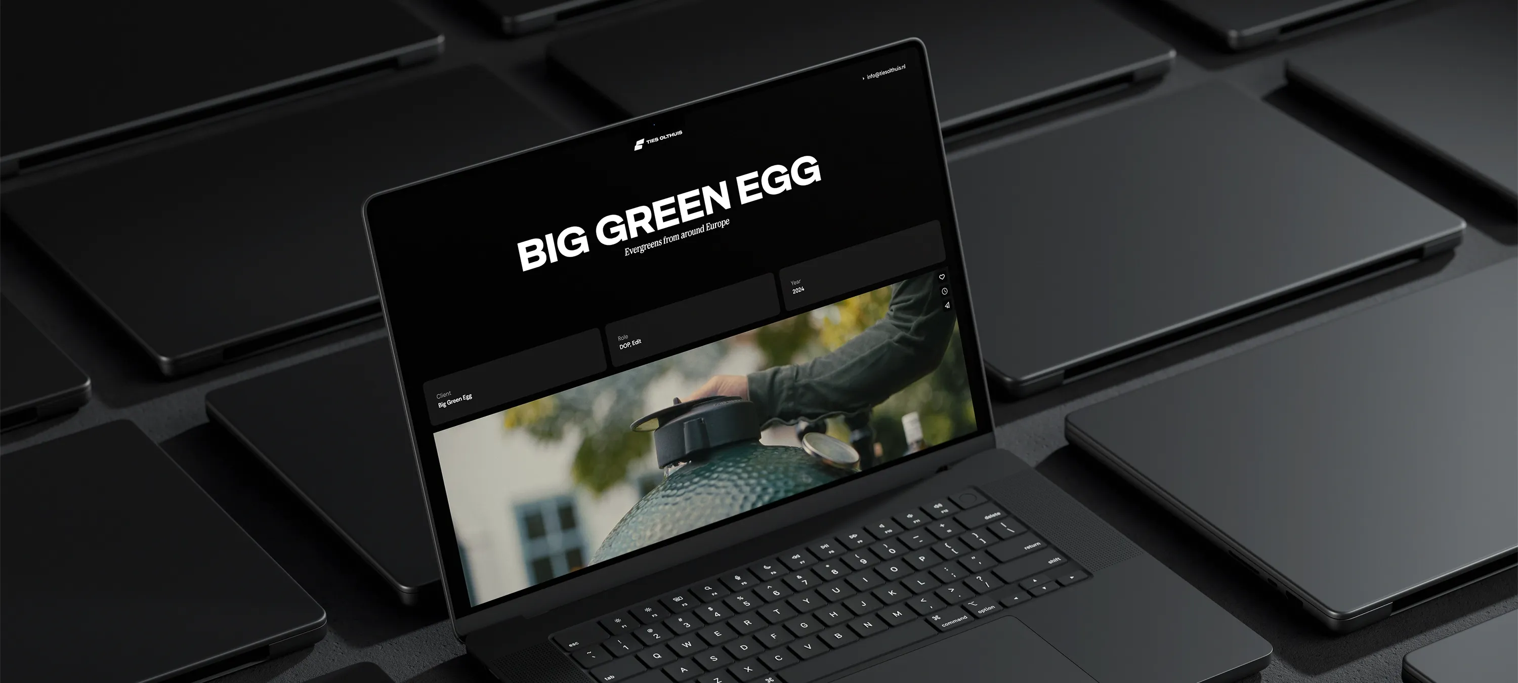 Laptop mockup met Big Green Egg projectpagina, ontworpen door East Creatives, strakke presentatie met zwart minimalistisch design.