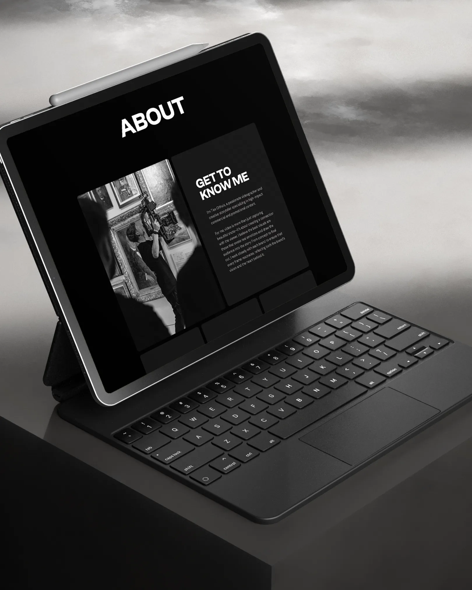 Tablet met over mij pagina van een videograaf met zwart wit foto en persoonlijke introductietekst ontworpen door East Creatives