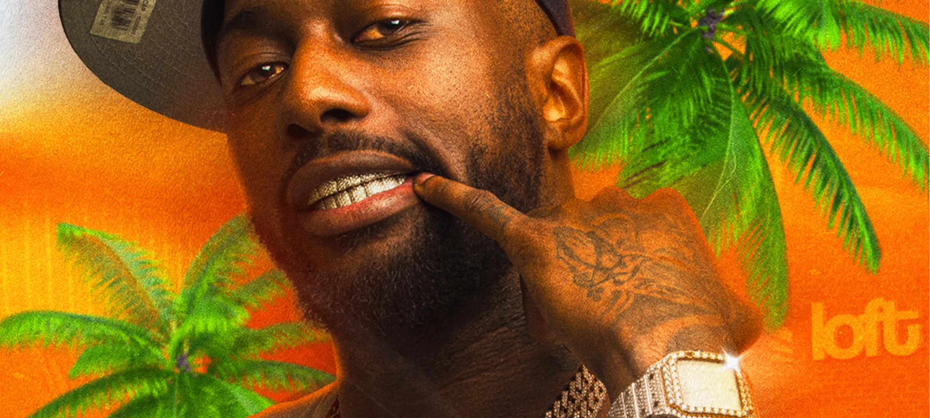 Close-up van artiest met pet en gouden grillz die glimlacht en tand toont tijdens promotieshoot voor Tropical Night in Loft XL Hengelo, met tropische achtergrond.”