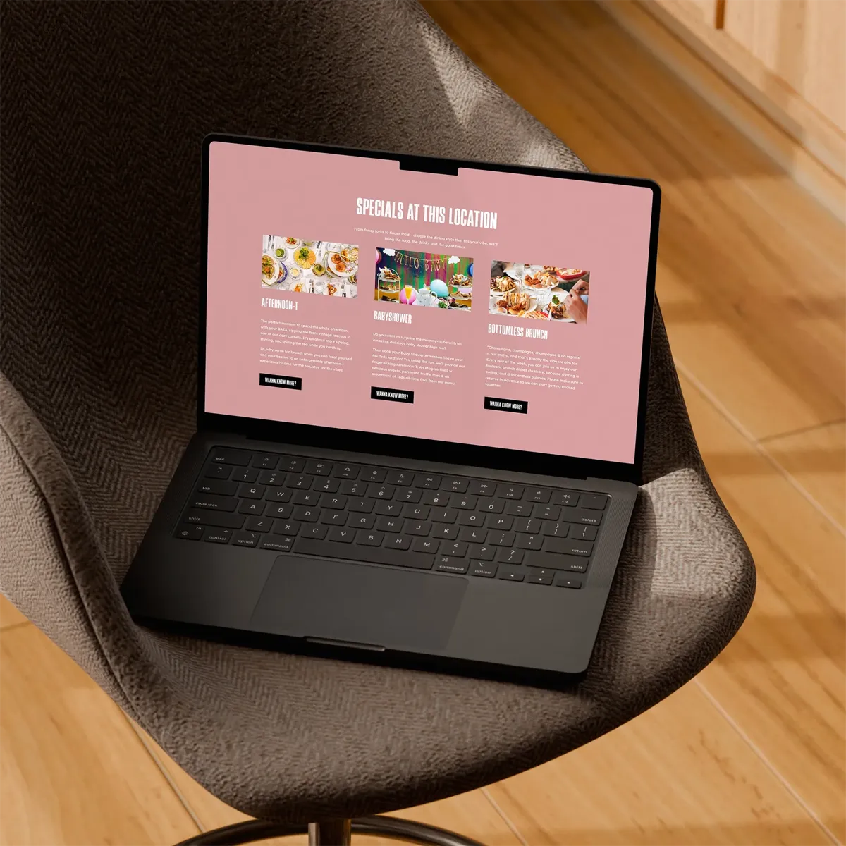 Laptop met Teds Place website waarop specials zoals Afternoon Tea, Babyshower en Bottomless Brunch worden weergegeven.