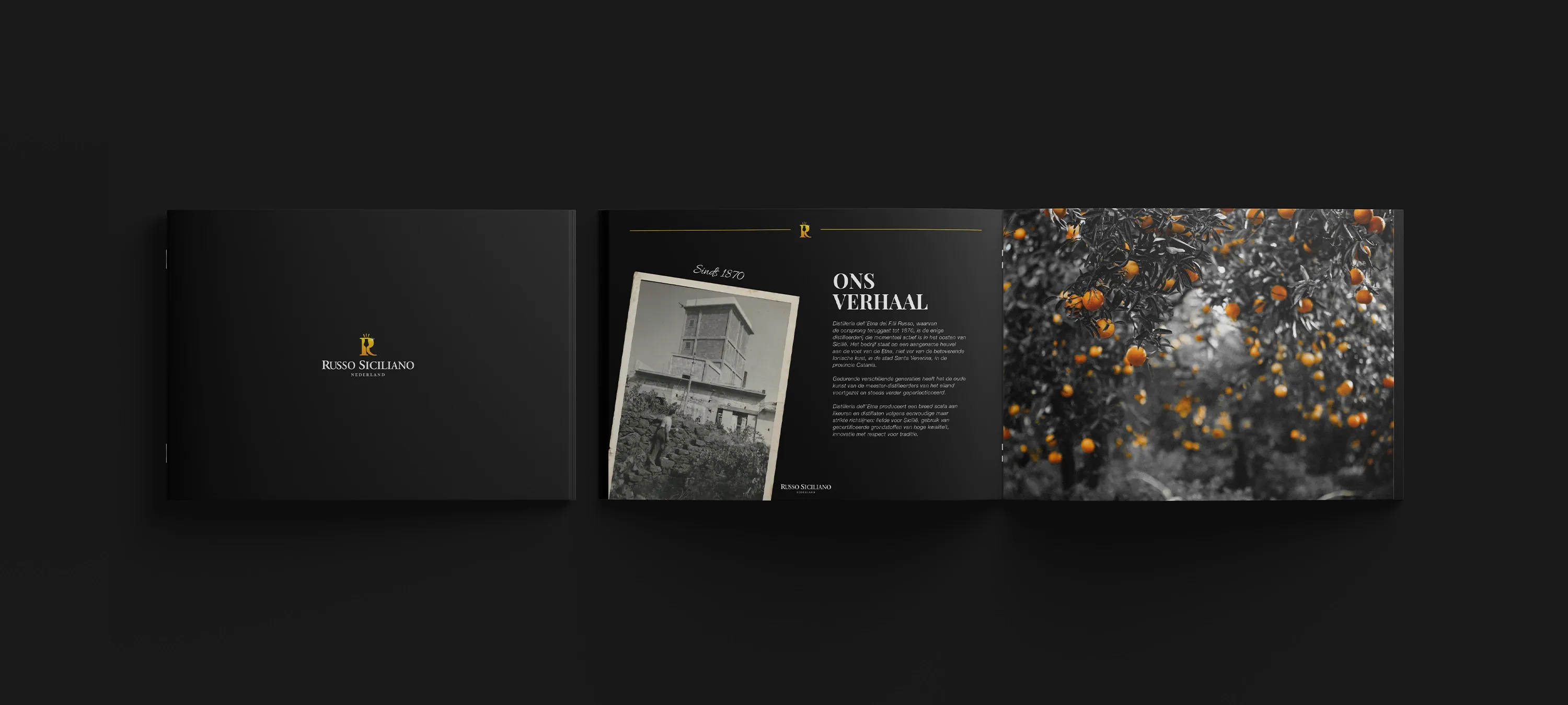 Drie spreads uit de merkbrochure van Russo Siciliano met links het gouden logo op zwarte achtergrond, in het midden een vintage zwart-witfoto met tekst 'Ons verhaal', en rechts een sfeervolle zwart-witfoto van een sinaasappelboomgaard met feloranje vruchten.
