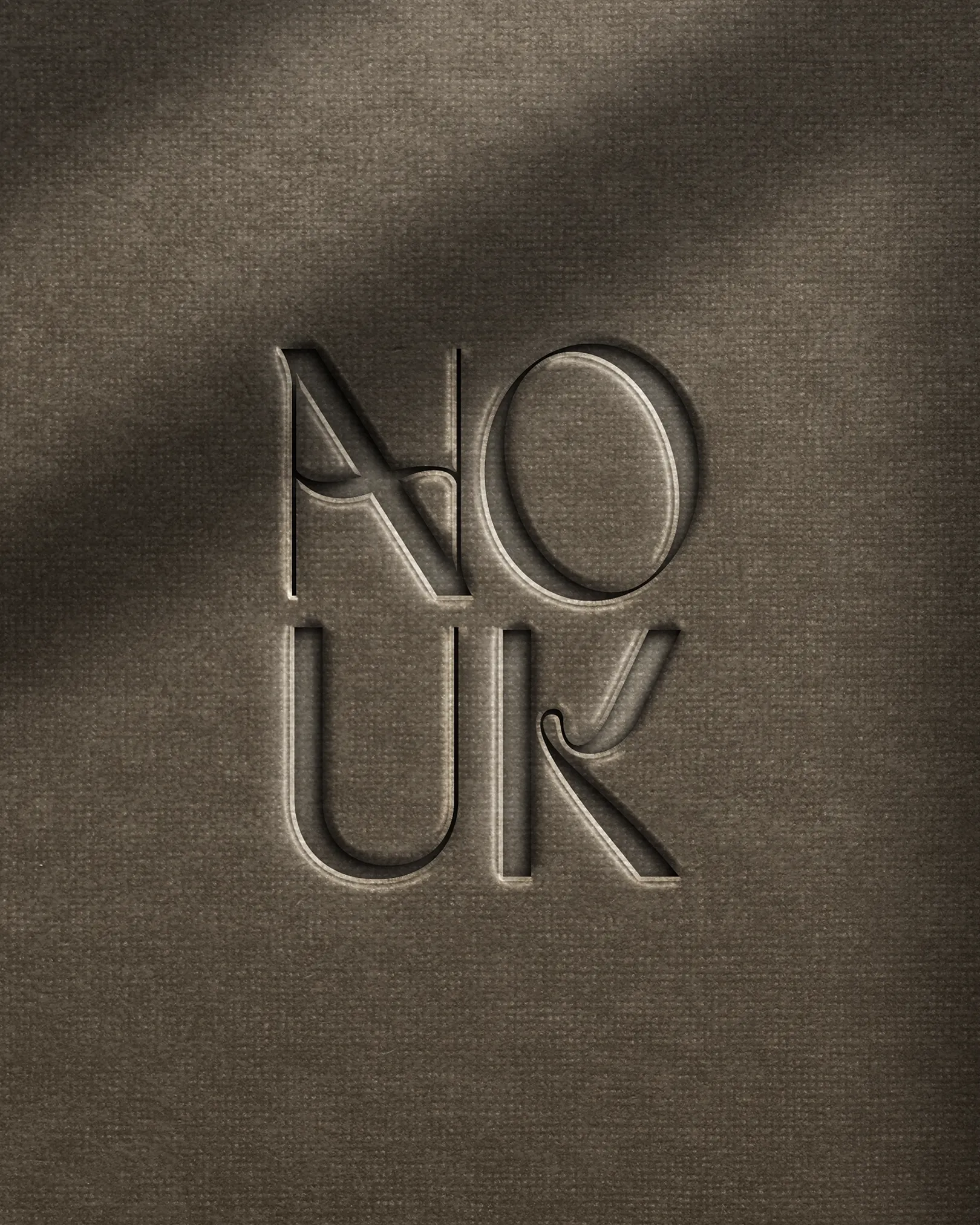Embossed logo ontwerp van Nouk Interiors in luxe textuur, minimalistisch en stijlvol brandingdesign voor interieurontwerp studio.