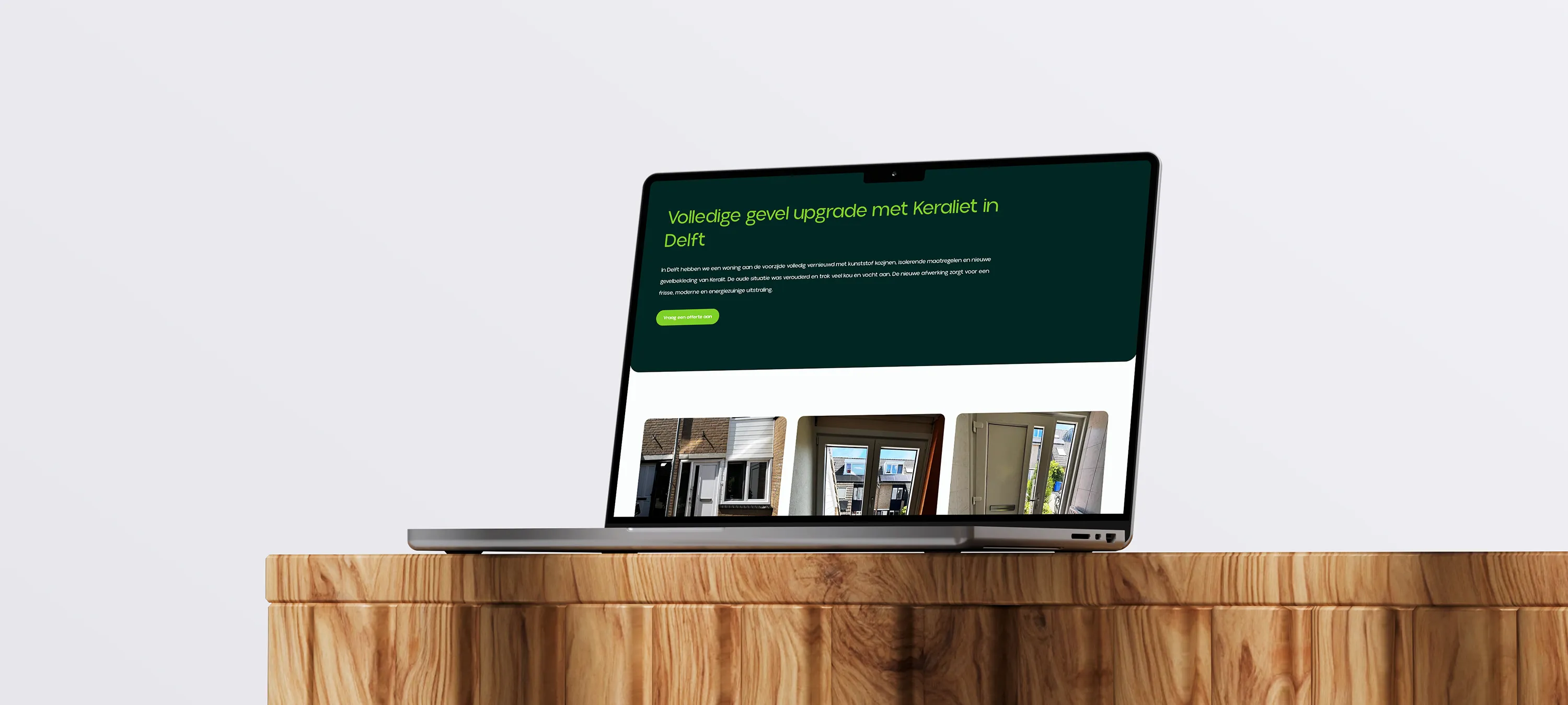 Een laptop op een houten tafel. Op de laptop zie je een project pagina van de website van GPP Kozijnen.