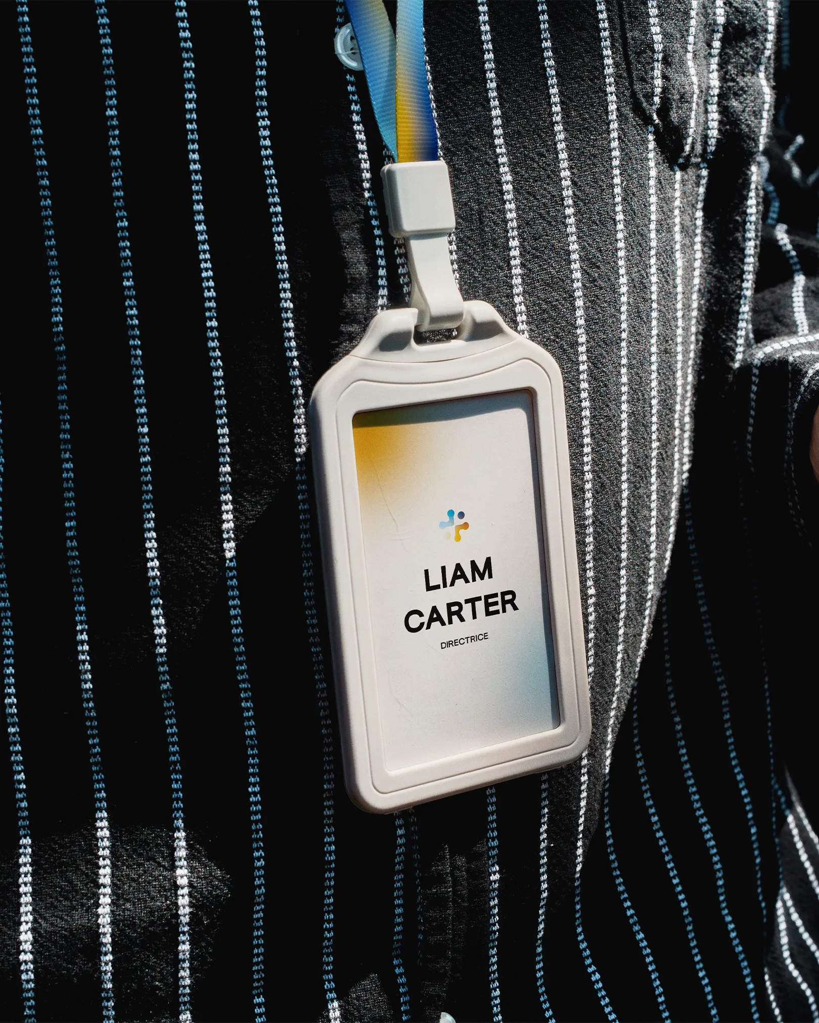 ZorgDataPunt naamkaartje aan een blauw-oranje lanyard met het merklogo en kleurverloop, onderdeel van de visuele identiteit door East Creatives