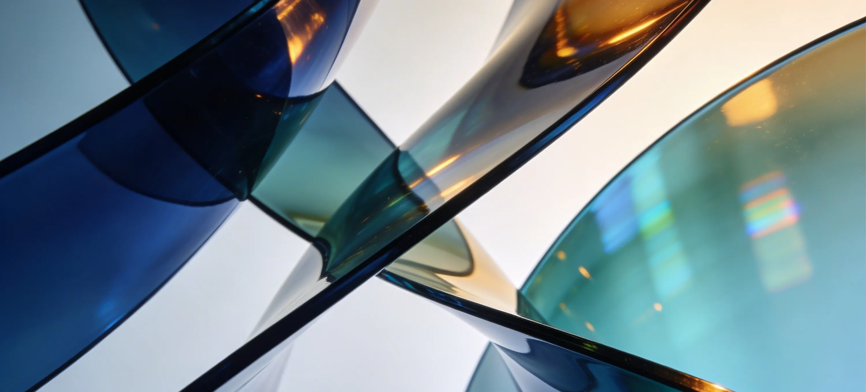 Abstracte close-up van gebogen glazen vormen in blauw en goud, passend bij de premium en innovatieve beeldtaal van ZorgDataPunt door East Creatives