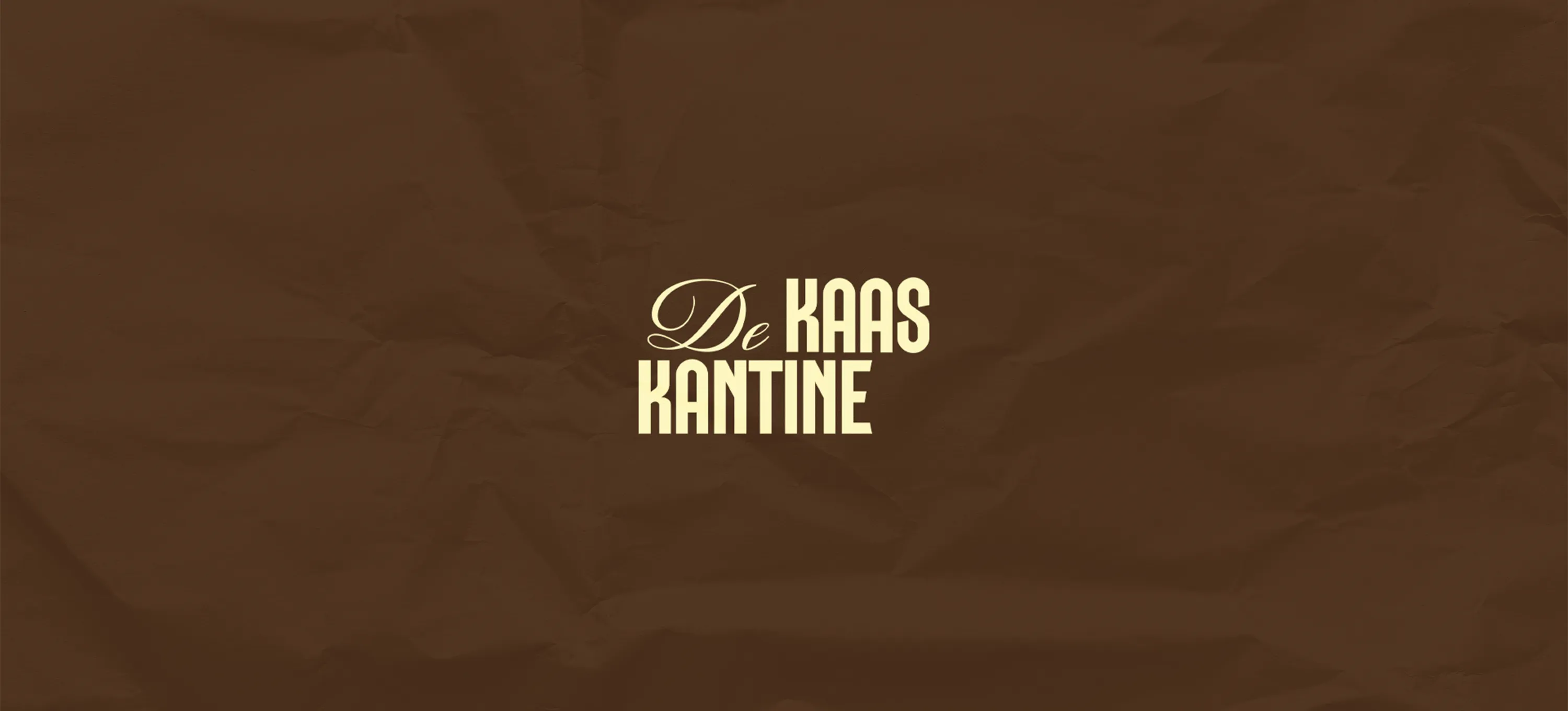 Logo van De Kaaskantine in crèmekleur op een donkerbruine, licht getextureerde achtergrond.
