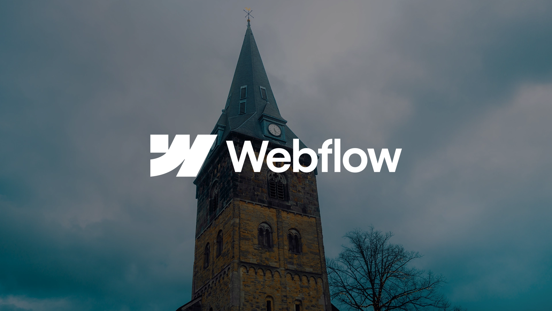 Het Webflow-logo over een foto van de kerktoren van de Grote Kerk in Enschede, als illustratie bij waarom lokale ondernemers voor Webflow kiezen