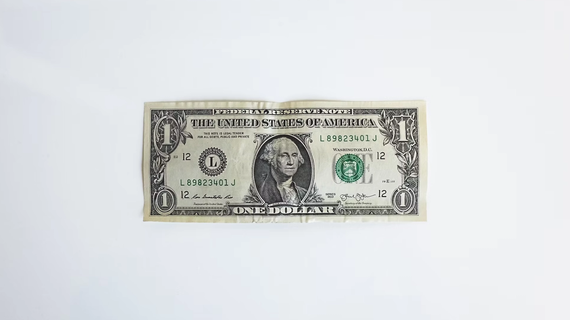 Een opgevouwen Amerikaans dollarbiljet op een witte achtergrond, symbool voor de kosten van een logo laten maken