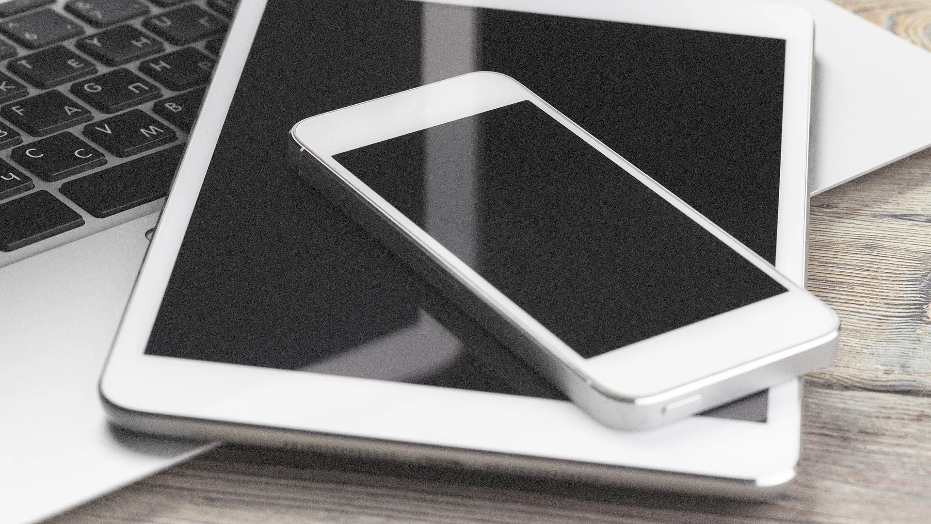 Laptop, tablet en smartphone naast elkaar, ter illustratie van een website die op elk apparaat goed werkt