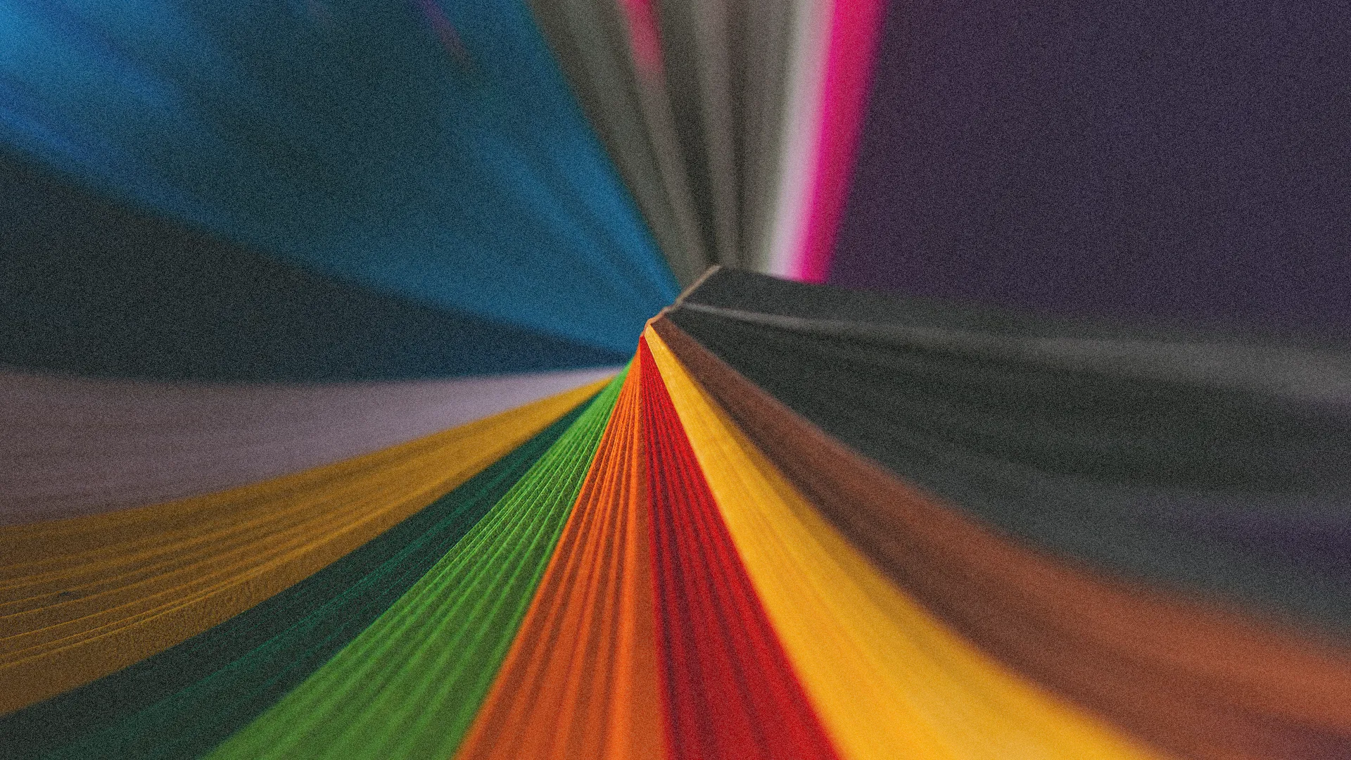 Close-up van een waaier met kleurstalen in felle kleuren zoals blauw, groen, geel en rood, ter illustratie van kleurpsychologie in design