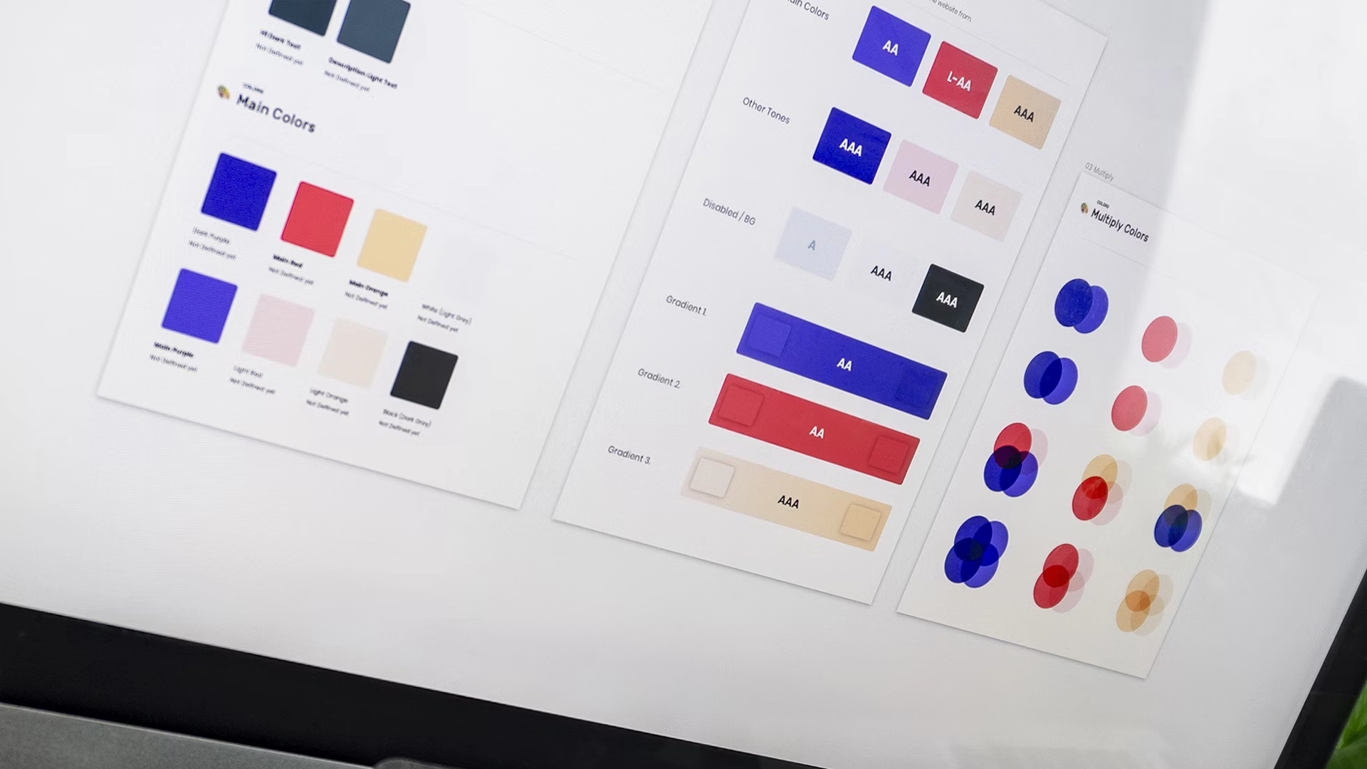 Meerdere schermen met een kleurenpalet en huisstijlgids in blauw, rood en beige tinten, tijdens het opzetten van een branding