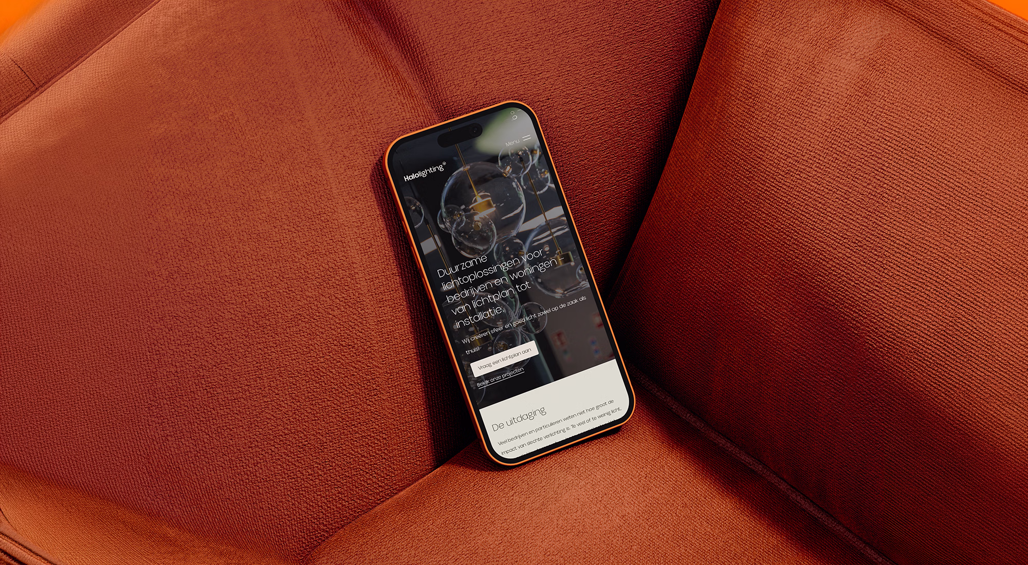 Mobiele weergave van de Halo Lighting website op een smartphone, met de tekst 'Duurzame lichtoplossingen voor bedrijven en woningen', ontworpen door East Creatives