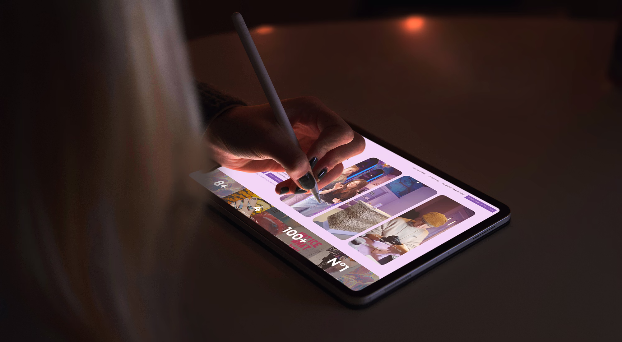 tablet-ontwerp-review.avif	Close-up van een hand die met een Apple Pencil het ontwerp van de Lakwerk website op een tablet reviewt, gemaakt door East Creatives