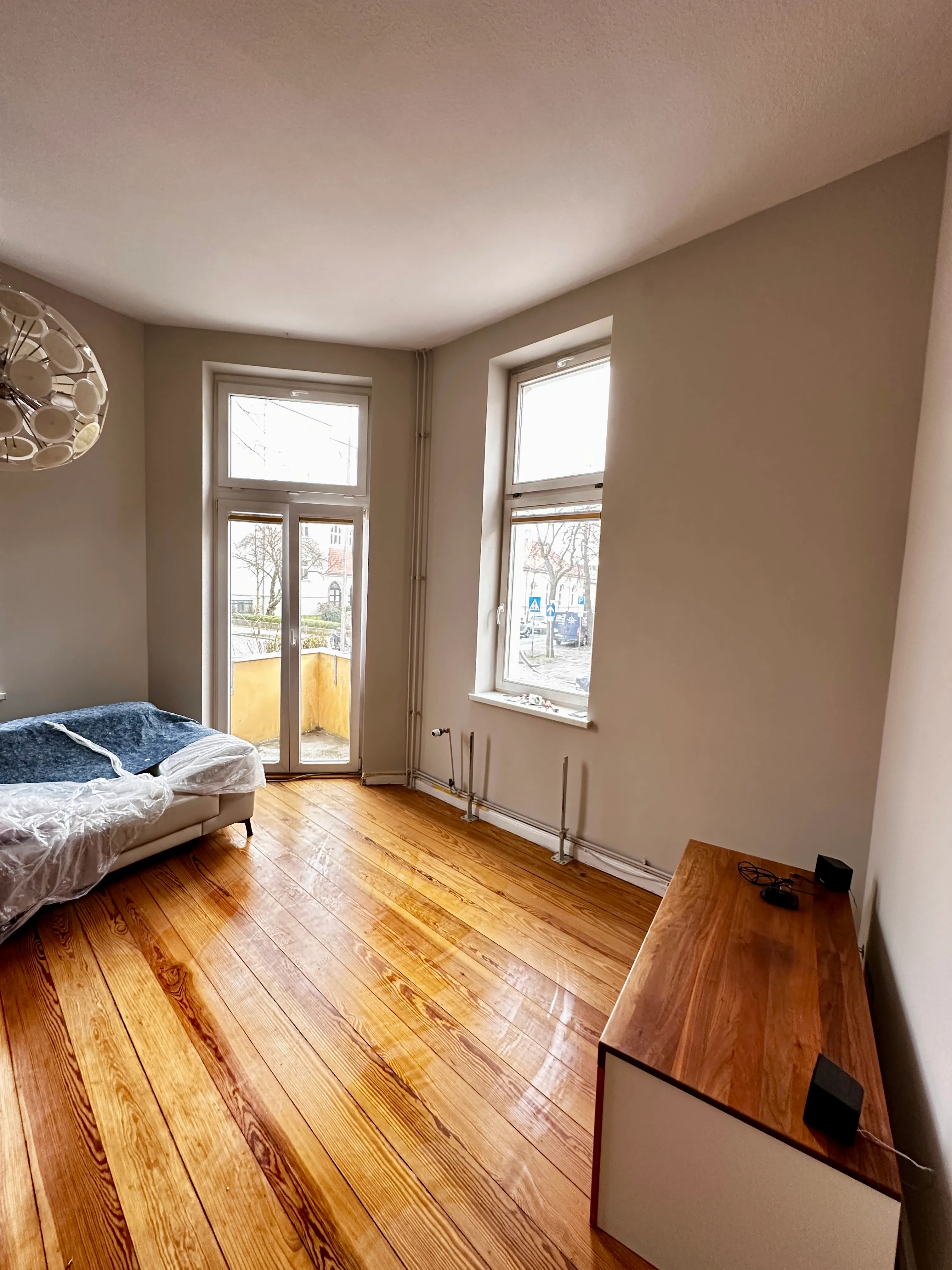 Professionelle Wandspachtelung mit Glasvlies und Malerarbeiten in einer Wohnung.