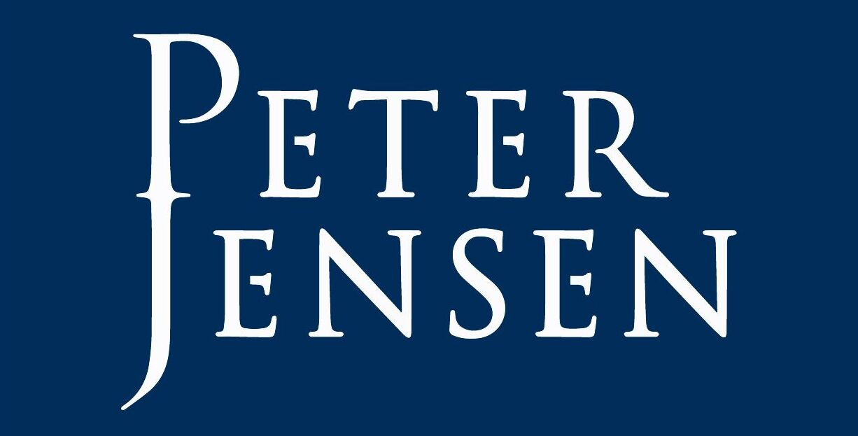 Logo mit dem weißen Schriftzug Peter Jensen auf blauem Hintergrund.