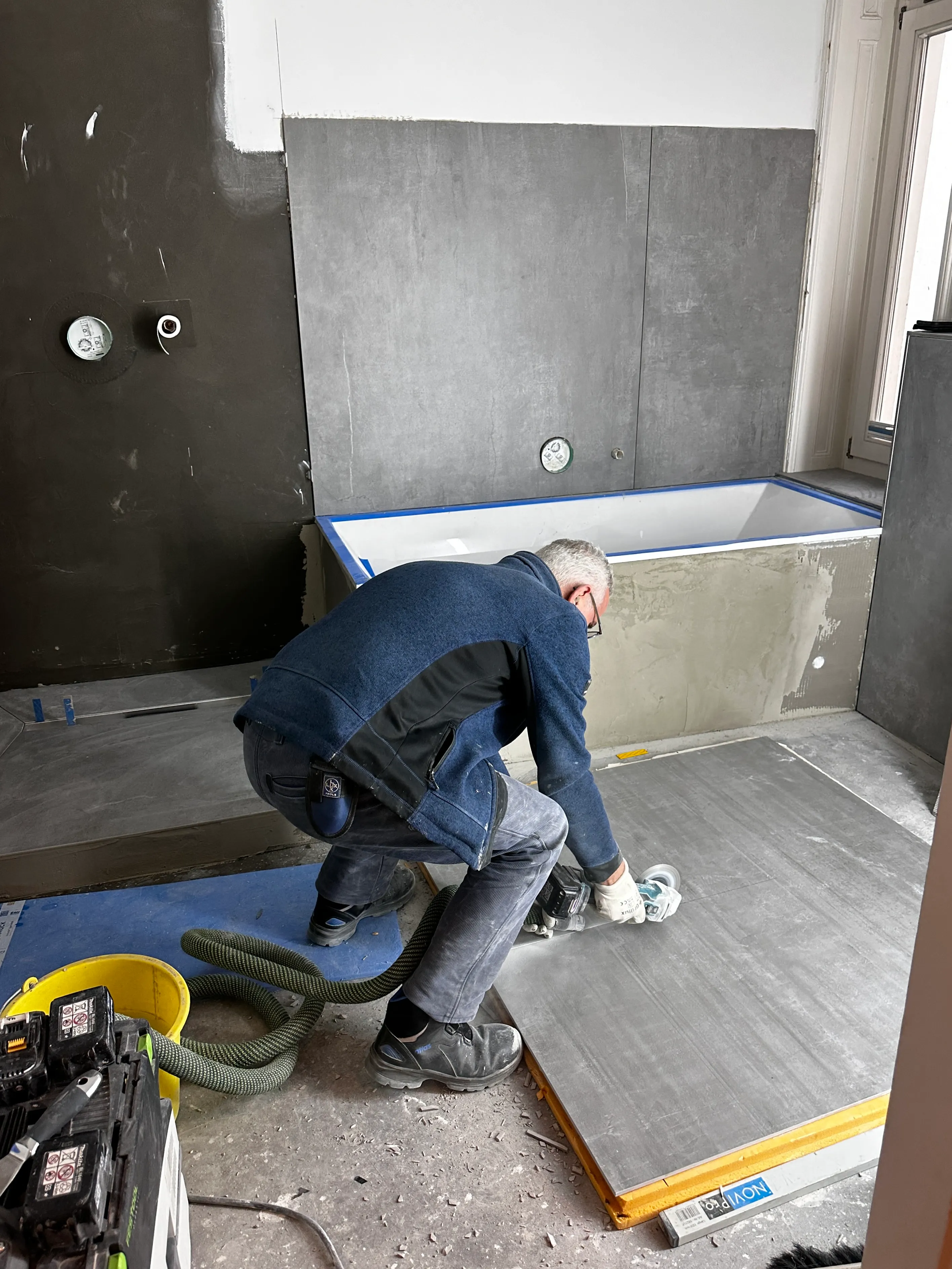 Handwerker der Policon GmbH bei professionellen Bodenarbeiten im Rahmen einer Innenausbausanierung in Hamburg.