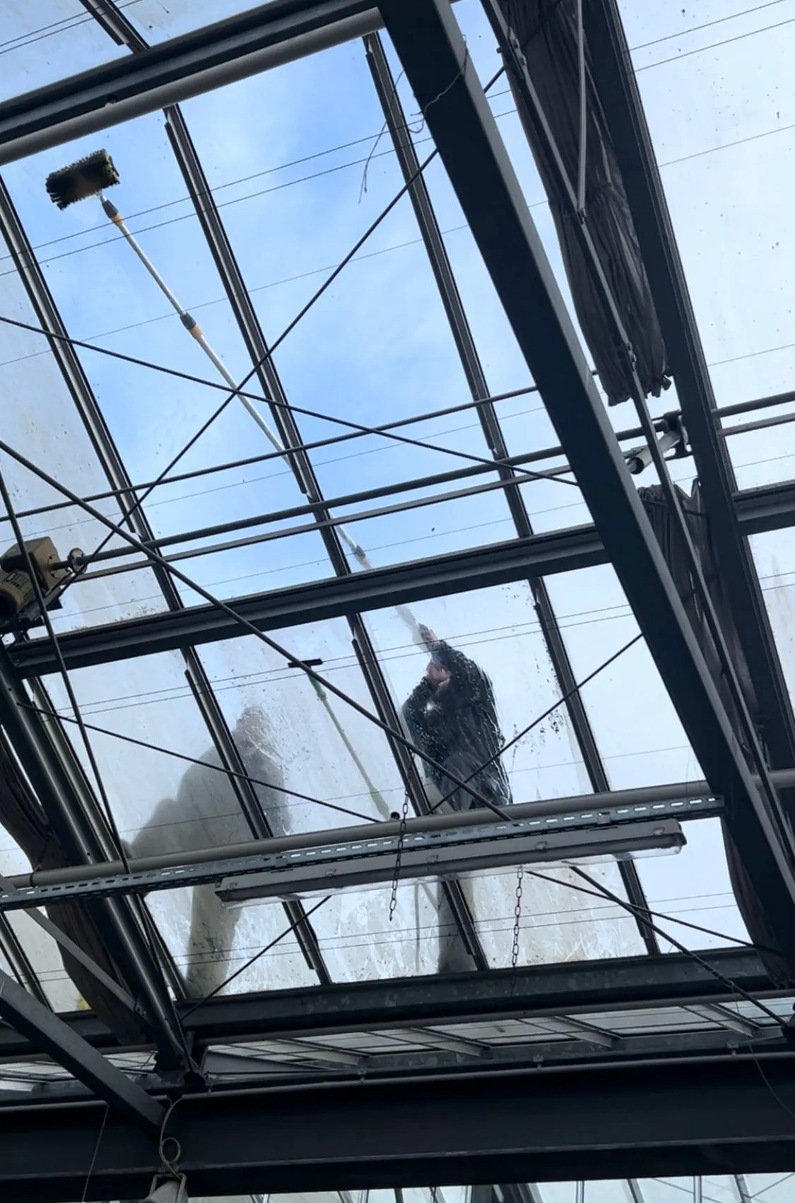 Policon Mitarbeiter bei der Reinigung eines Glasdaches