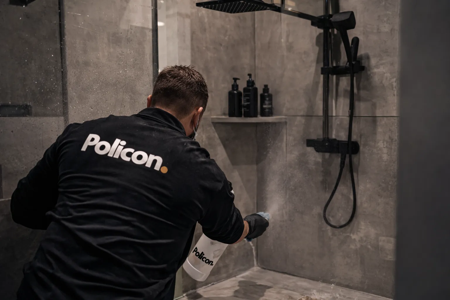 Policon Mitarbeiter bei einer Sonderreinigung in Hamburg