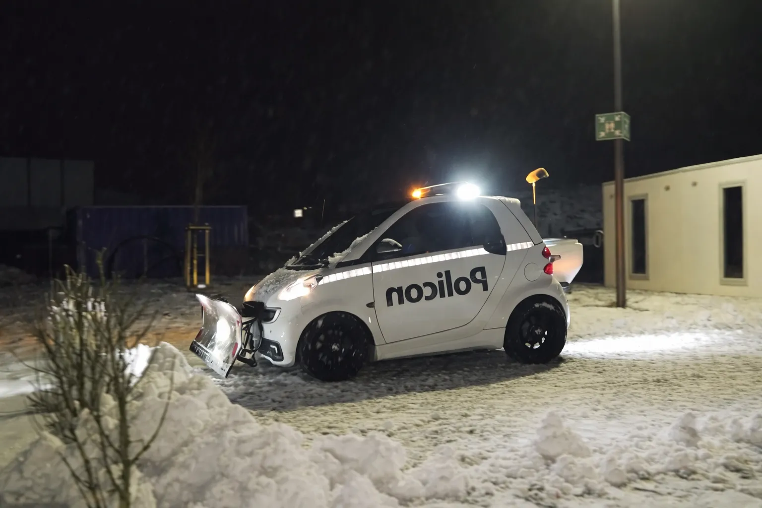 Winterdienst der Policon GmbH mit Einsatzfahrzeug bei Schnee und Eis.