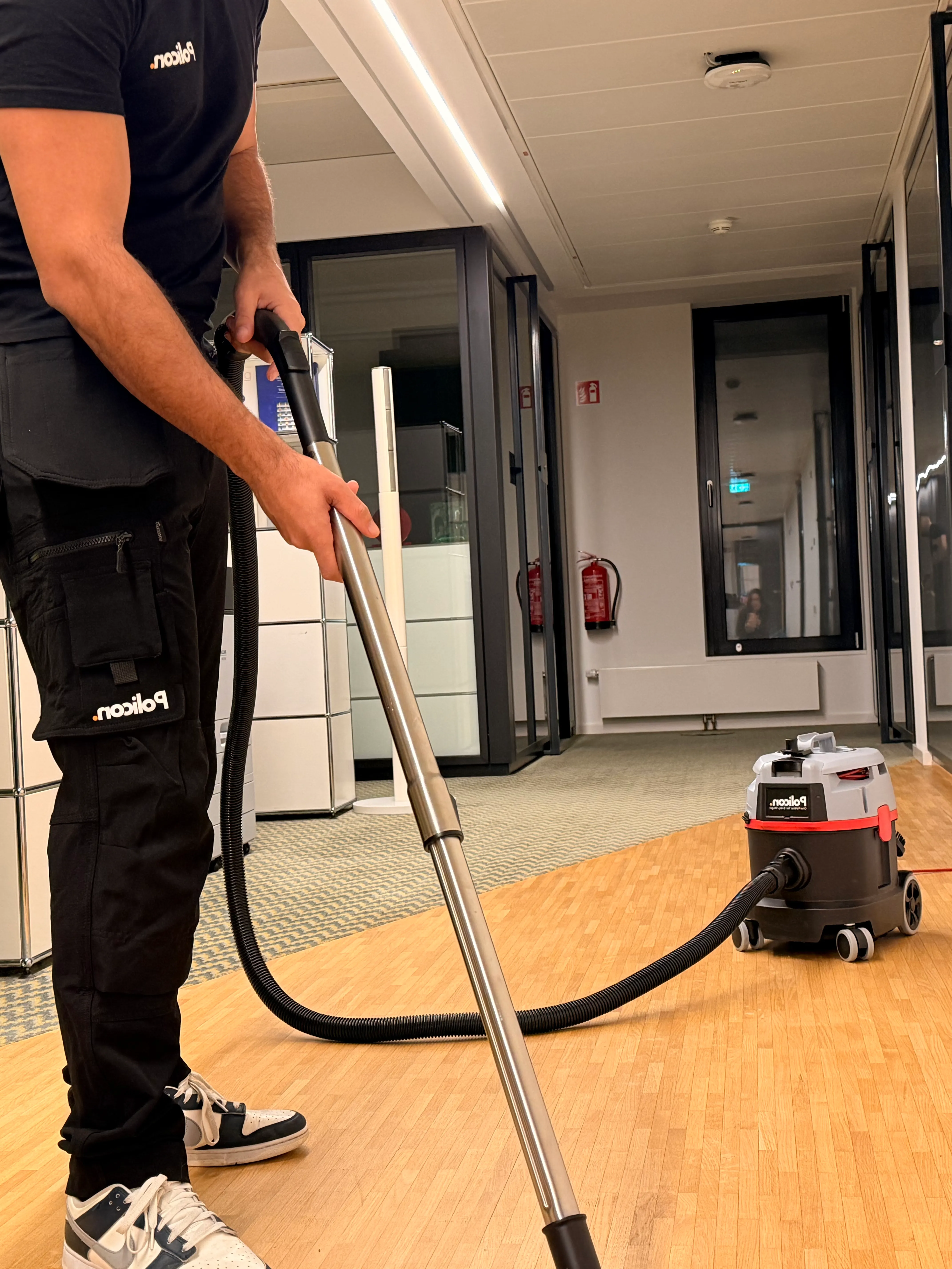 Professionelle Bodenreinigung mit Staubsauger durch Policon GmbH in Hamburg.
