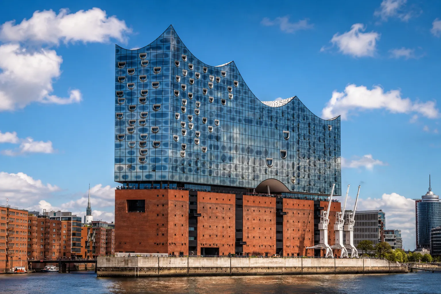Elbphilharmonie in Hamburg mit moderner Glasfassade und markanter Dacharchitektur.