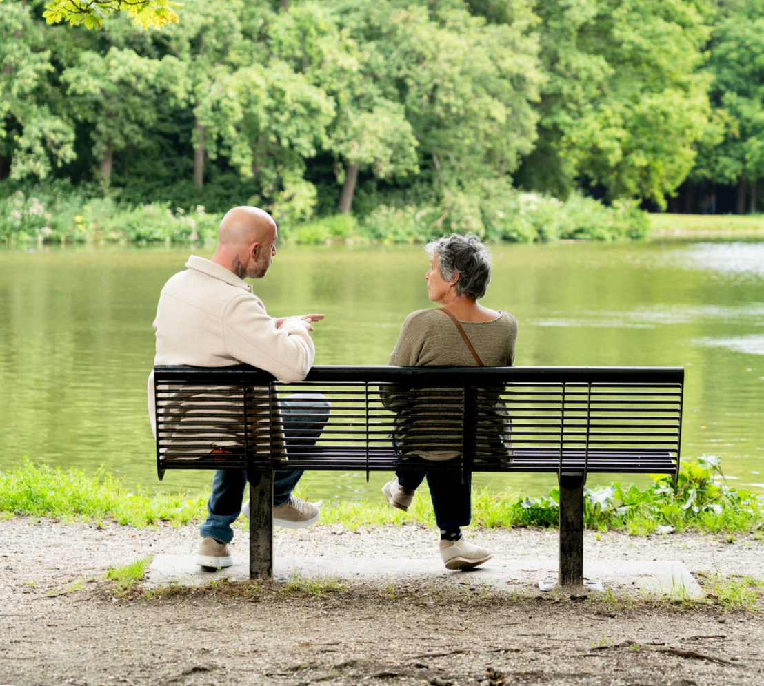 Jamel van ’t Hek voert een begeleidingsgesprek op een bankje, als onderdeel van zijn sociotherapeutische en coachende werkwijze.