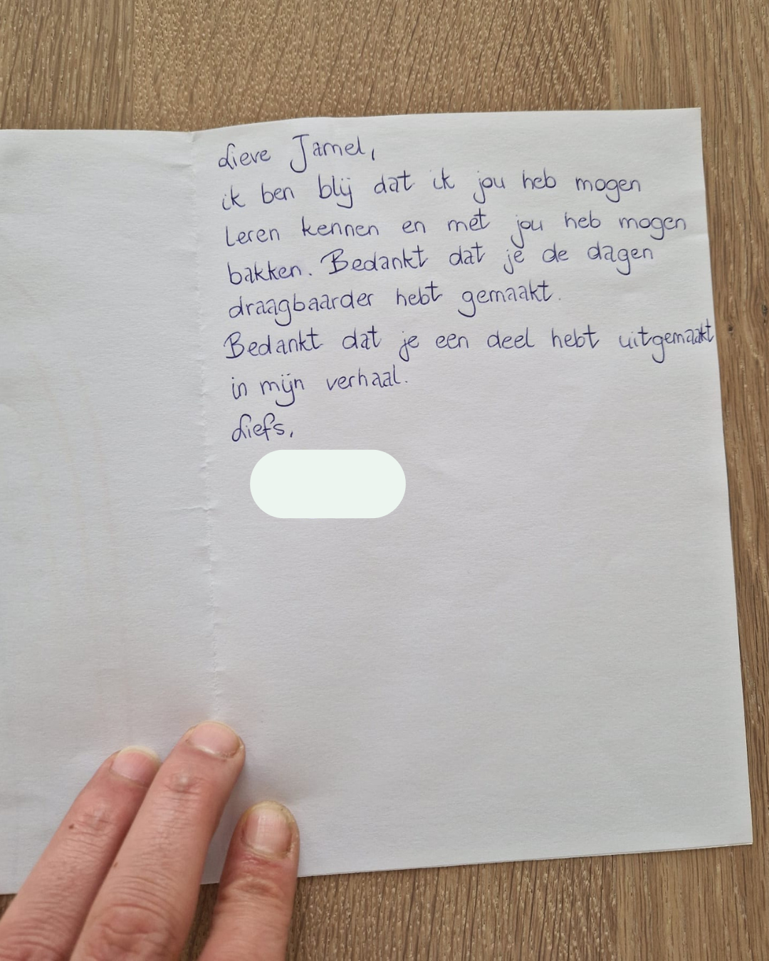 Foto van een handgeschreven reviewkaartje van een cliënt die Jamel van ’t Hek bedankt voor zijn begeleiding en ondersteuning.