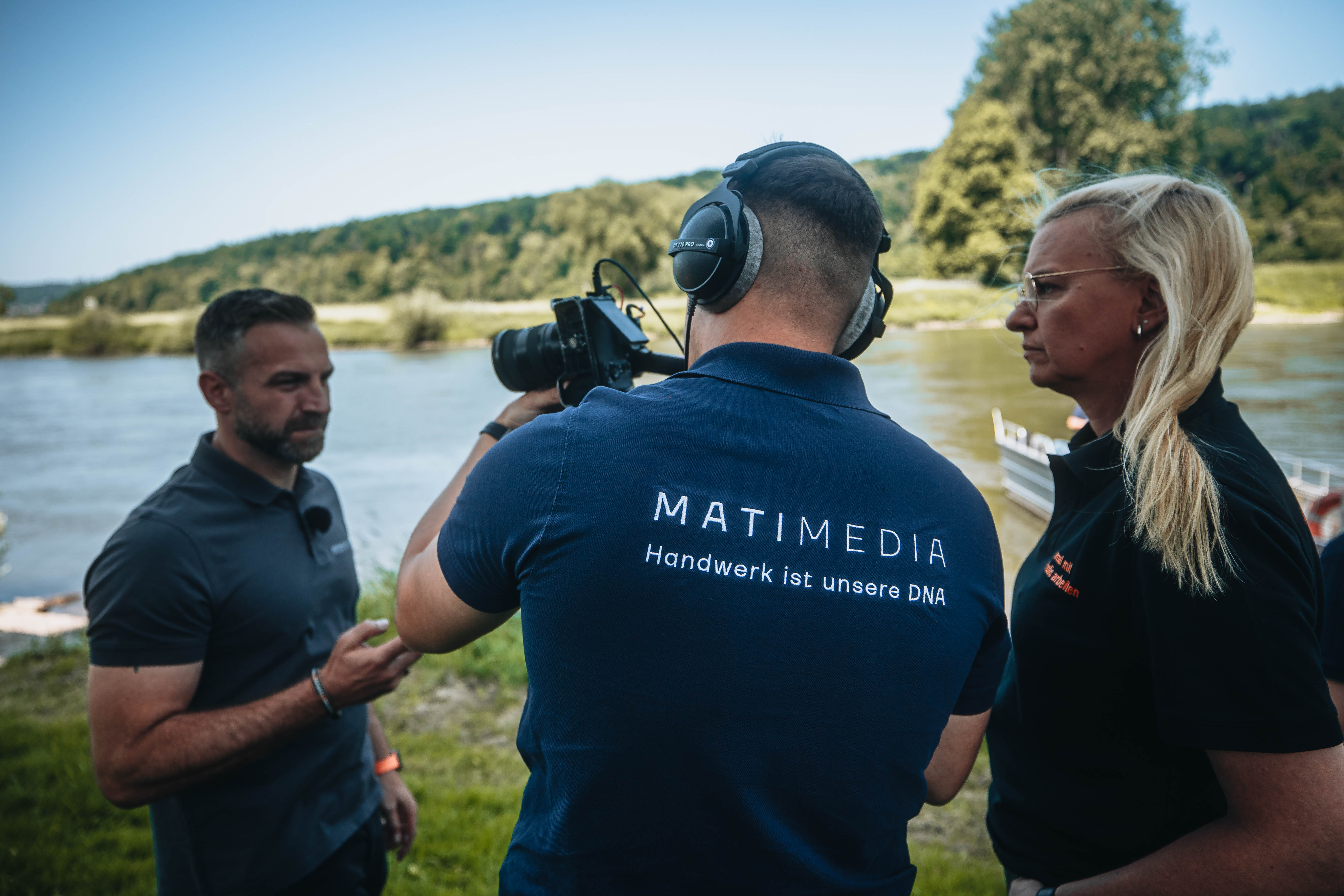 Social Media Werbeagentur Bochum: Mati Media bei Videodreh am Fluss