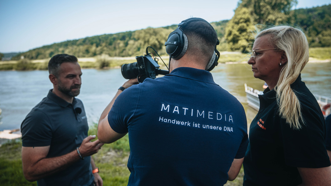 Social Media Werbeagentur Bochum: Matimedia-Team bei Videodreh am Fluss