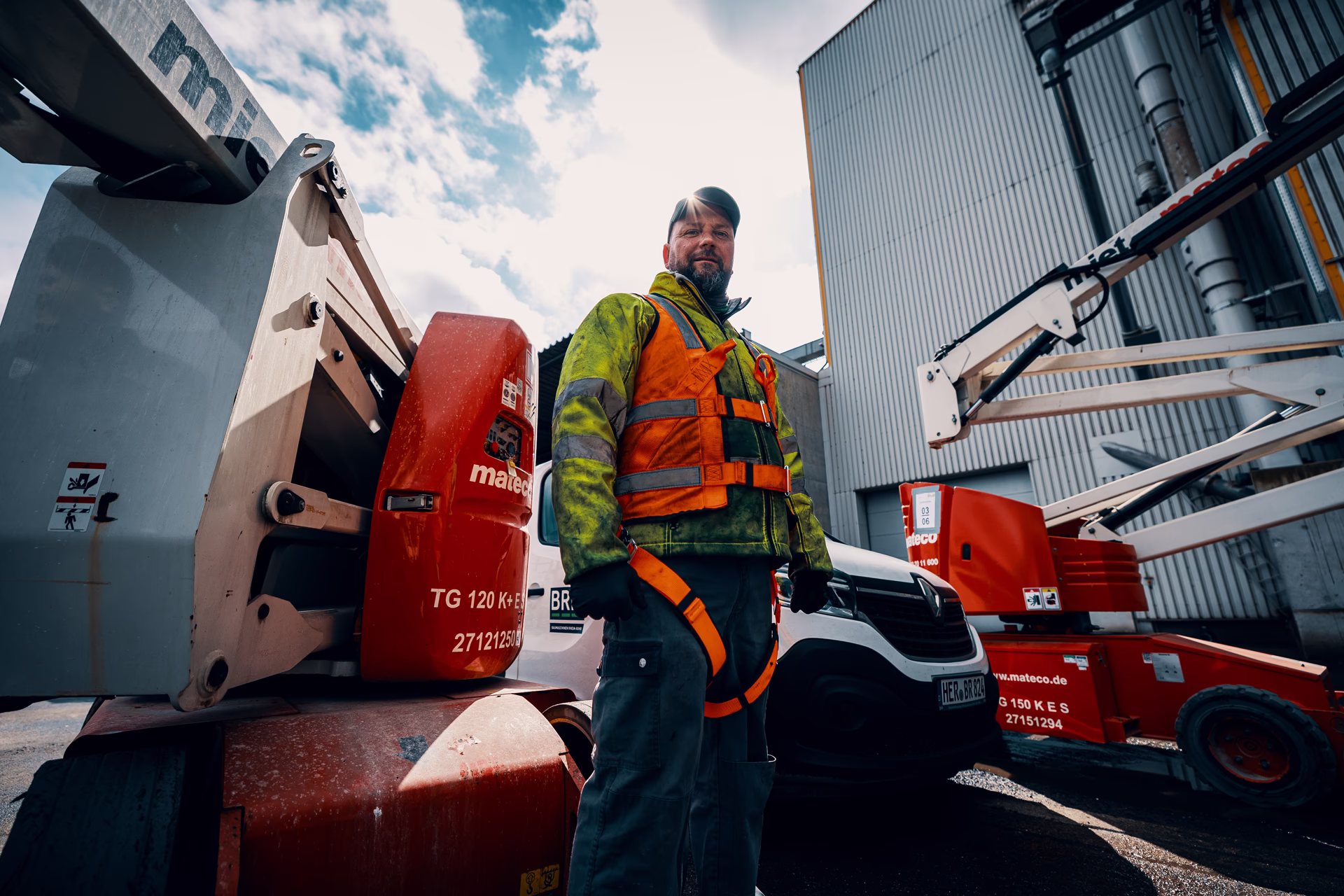 Social Media Werbeagentur Bochum präsentiert Arbeiter mit Mateco-Baumaschinen