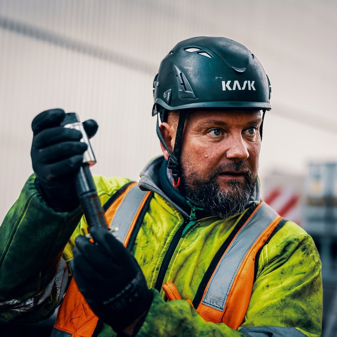 Social Media Werbeagentur Bochum präsentiert Bauarbeiter mit Schutzausrüstung