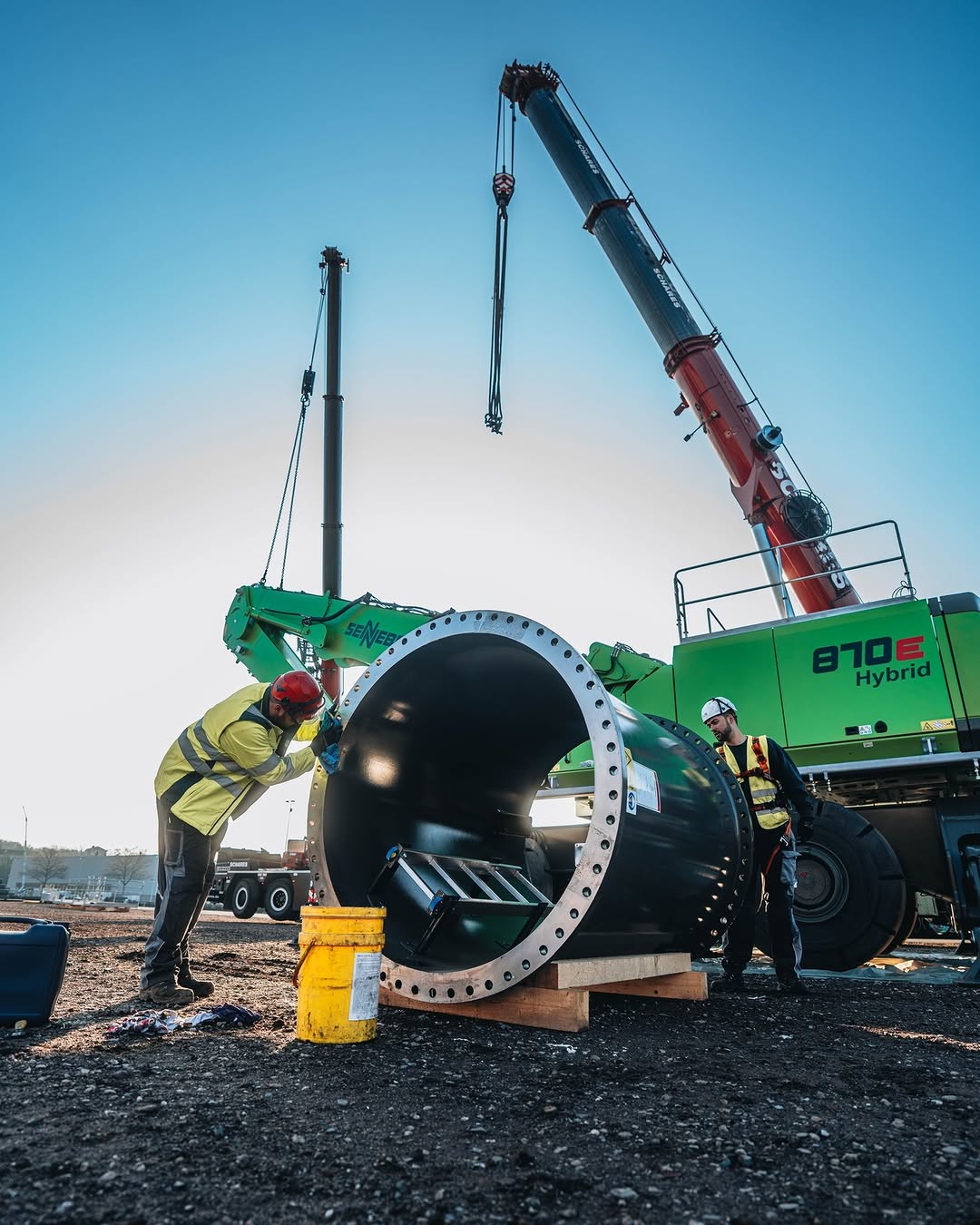 Social Media Werbeagentur Bochum präsentiert: Industriekran hebt riesiges Rohrteil