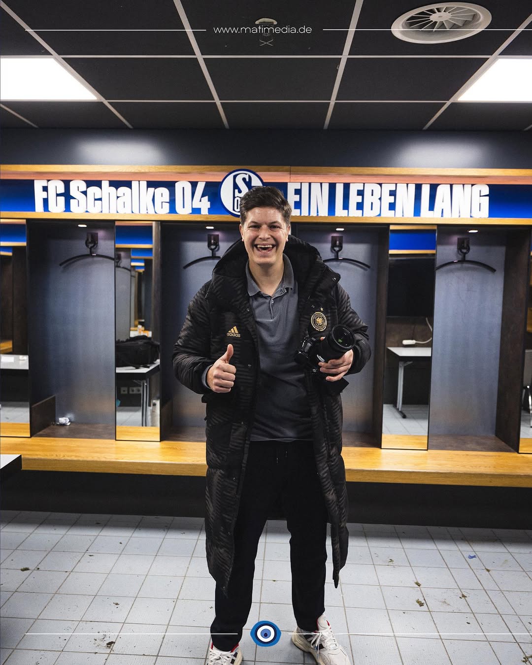Social Media Werbeagentur Bochum: Fotograf im Schalke 04 Umkleideraum
