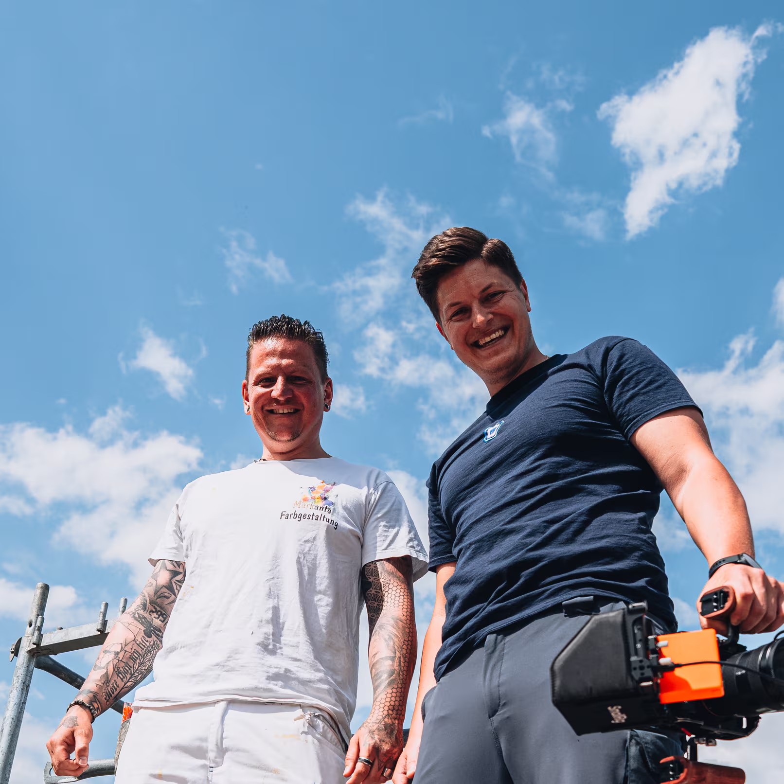 Social Media Werbeagentur Bochum: Kreative Teamarbeit unter blauem Himmel