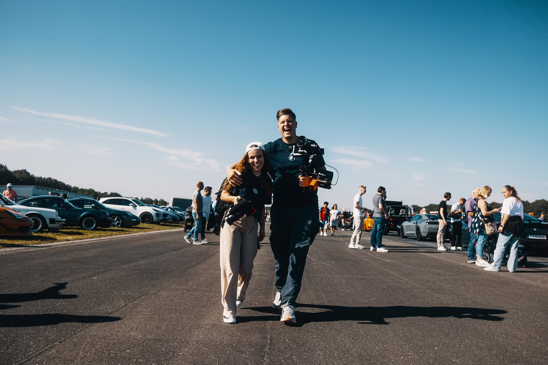 Social Media Werbeagentur Bochum: Kreatives Team bei Autoshow-Shooting