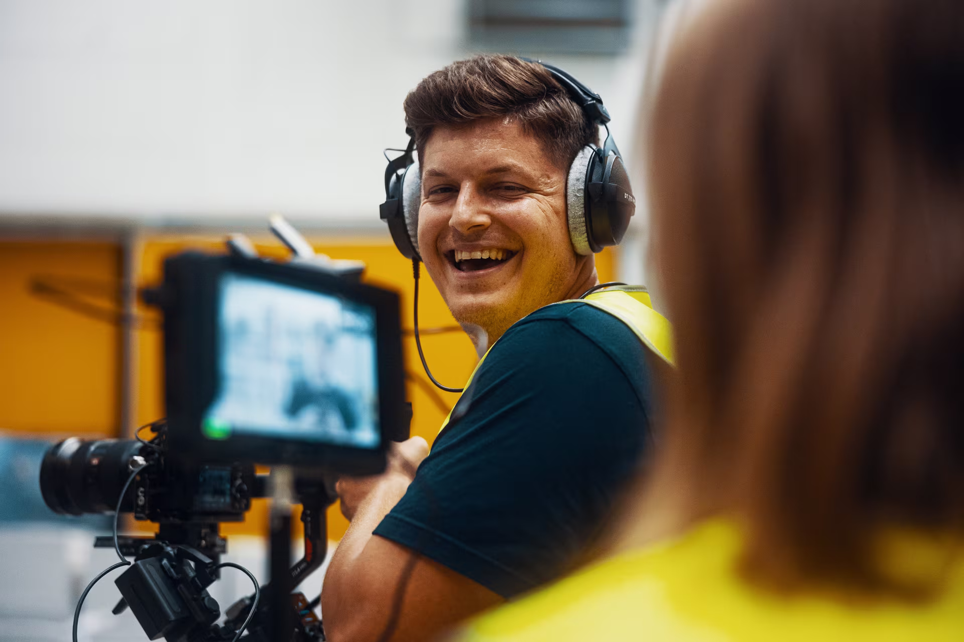 Social Media Werbeagentur Bochum: Kreativer Medienprofi bei Videoaufnahme