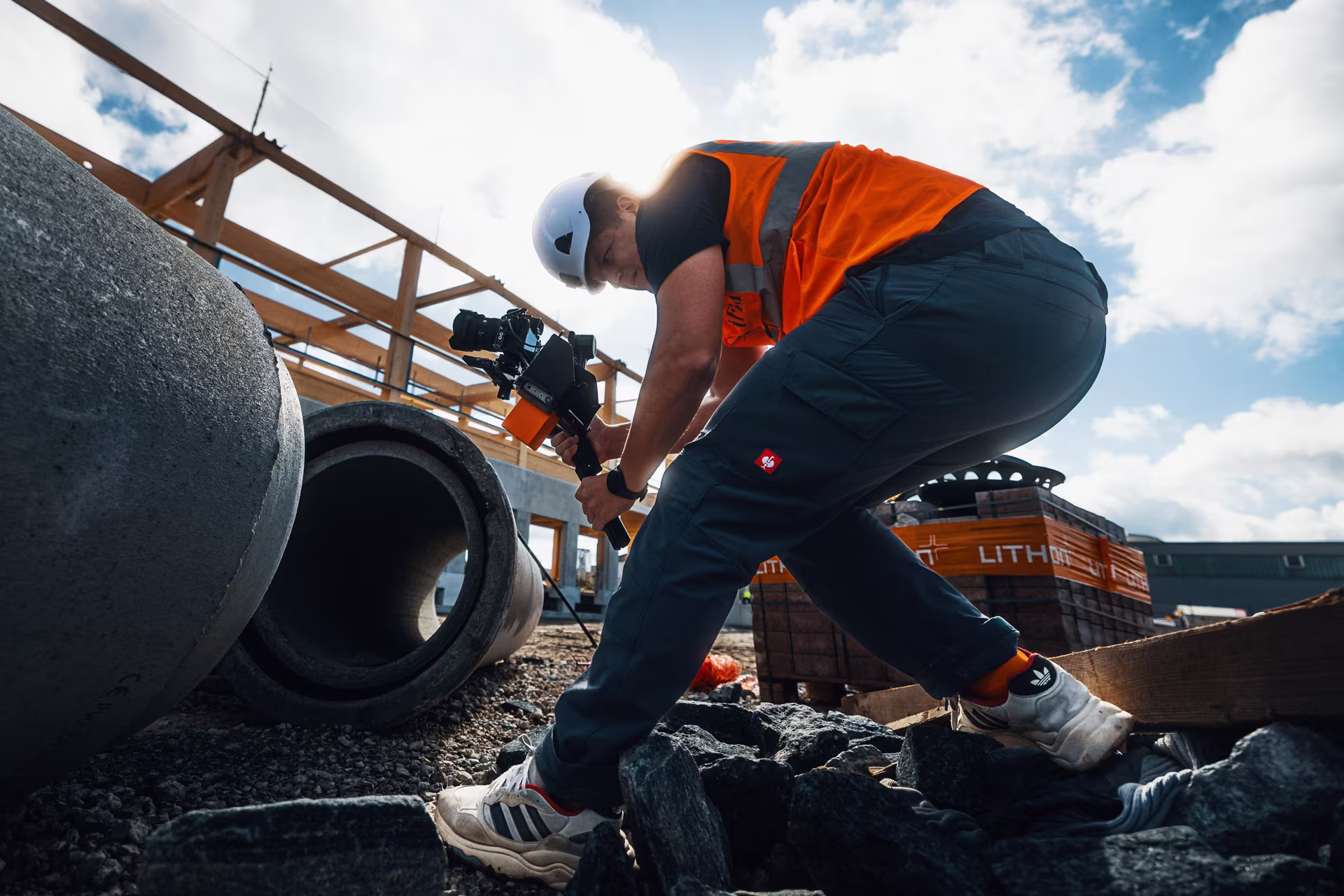 Social Media Werbeagentur Bochum: Industriefotografie auf Baustelle mit Kamera
