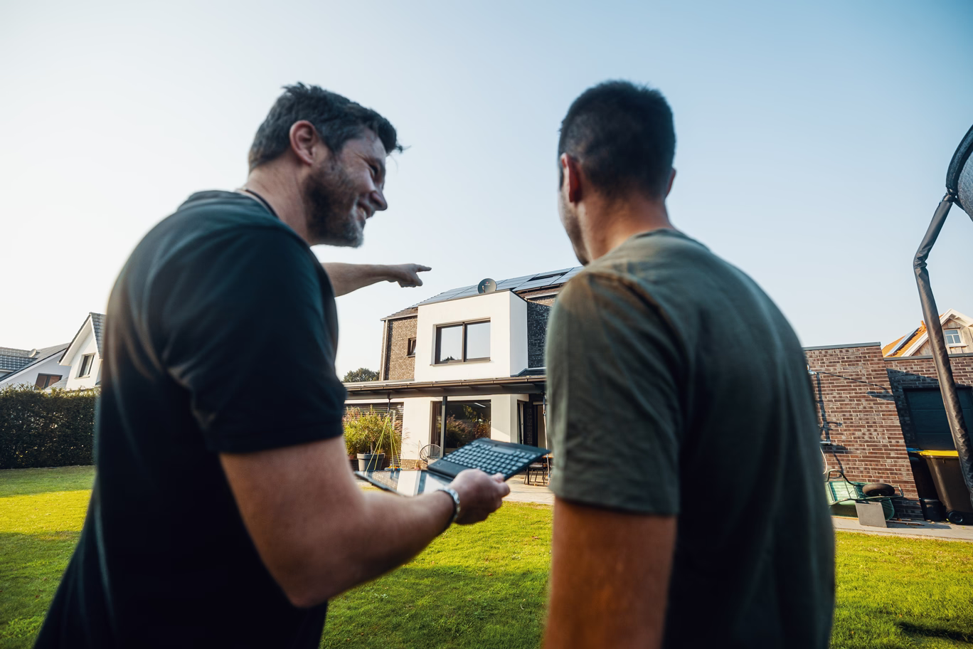 Social Media Werbeagentur Bochum: Kreative Teamarbeit im Freien