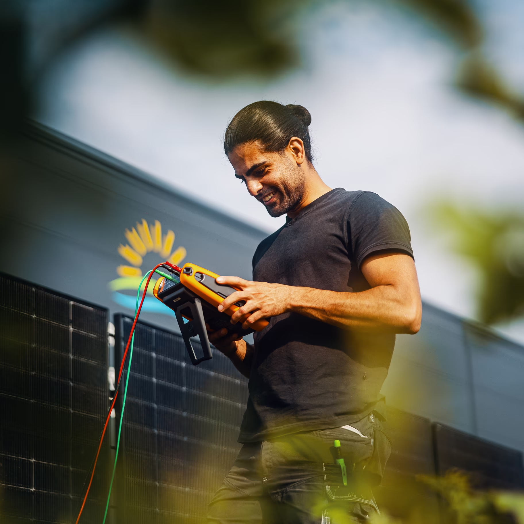 Social Media Werbeagentur Bochum: Techniker prüft Solaranlage mit Messgerät