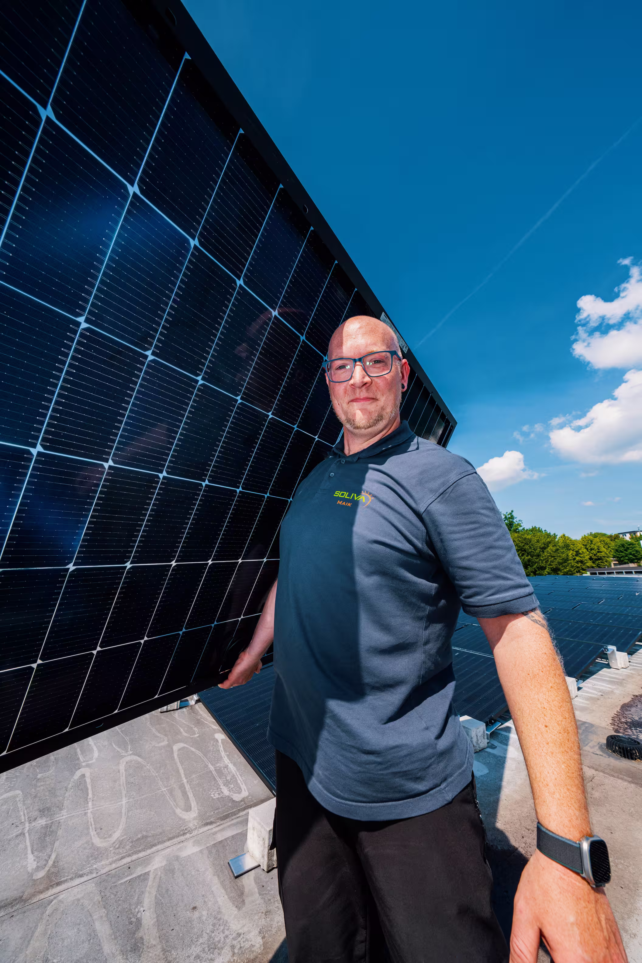 Social Media Werbeagentur Bochum präsentiert Solarenergie-Experten mit Photovoltaik-Anlage