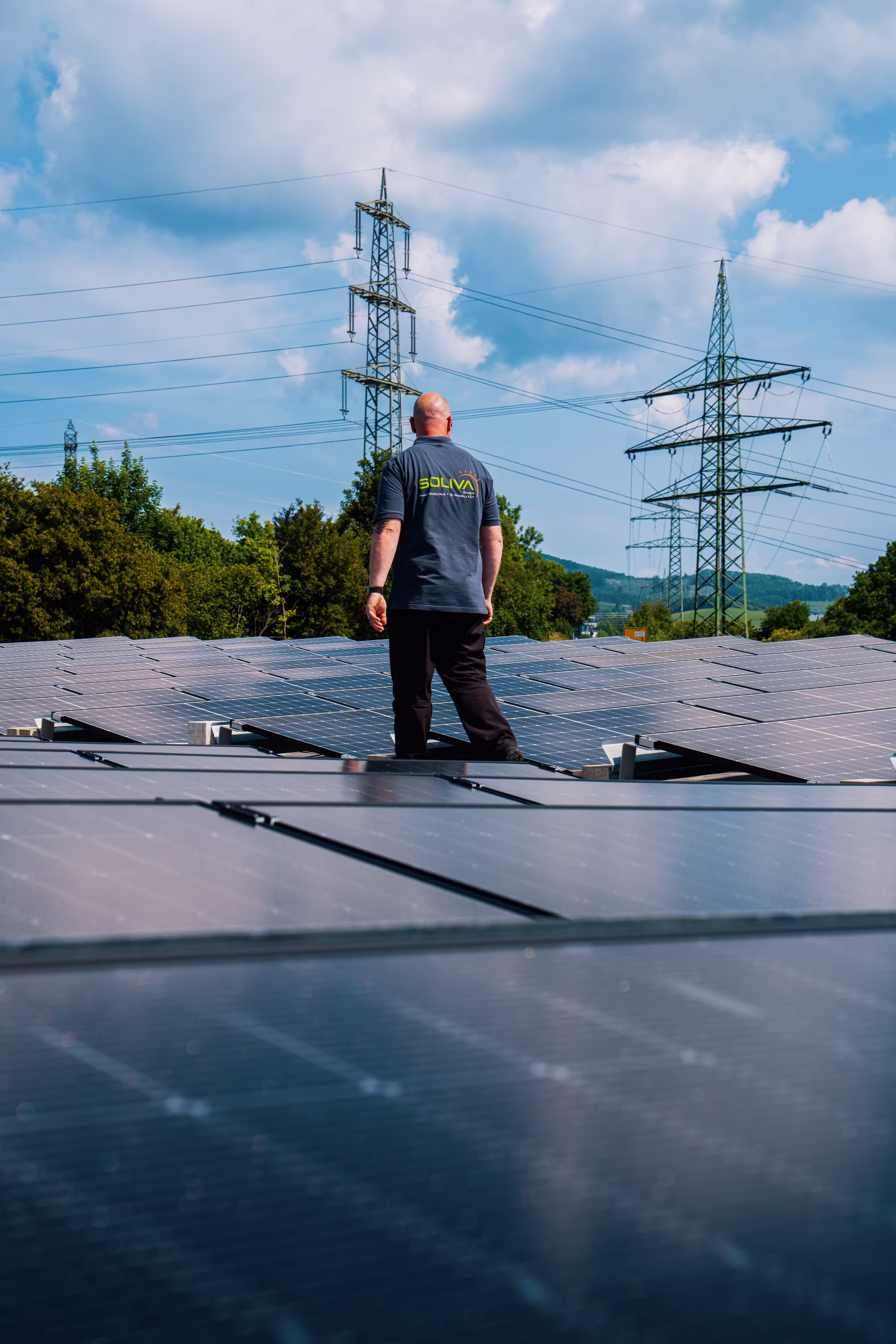 Social Media Werbeagentur Bochum präsentiert Soliva Solaranlage mit Techniker